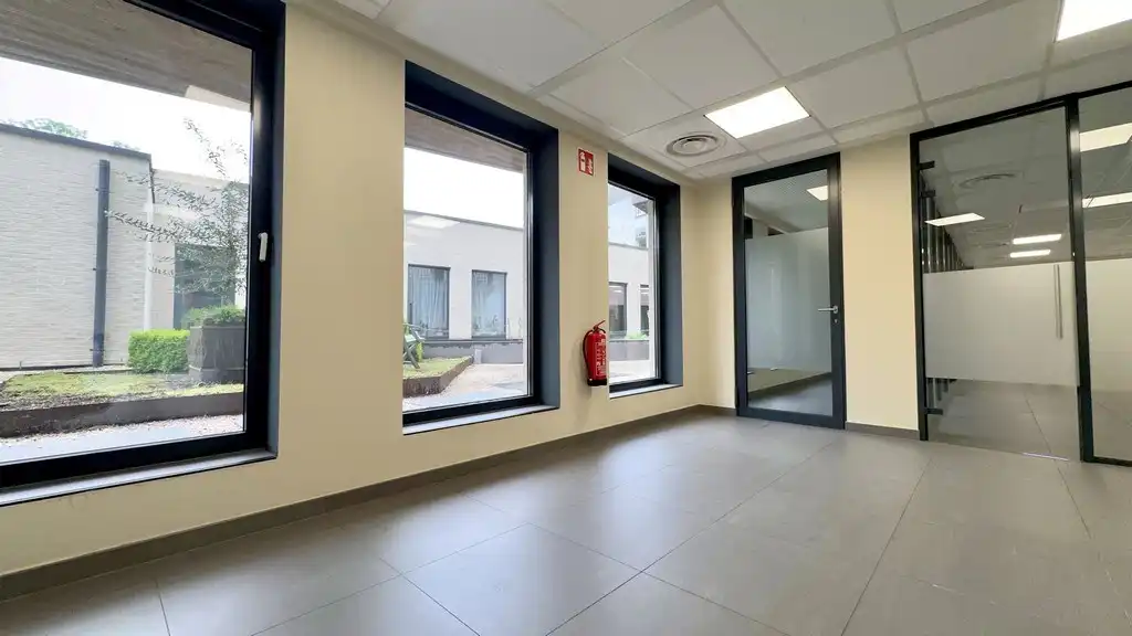 Commercieel gelijkvloers kantoor te huur nabij het station Wetteren foto 7