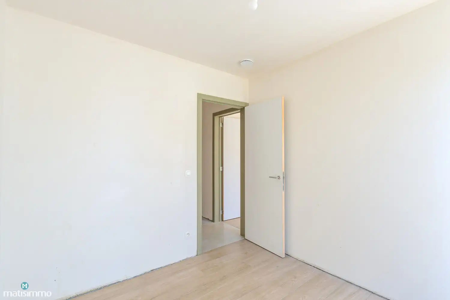 INSTAPKLAAR NIEUWBOUW GELIJKVLOERSAPPARTEMENT MET RUIM TERRAS, BUITENBERGING EN CARPORT IN HET HARTJE VAN HOESELT foto 15