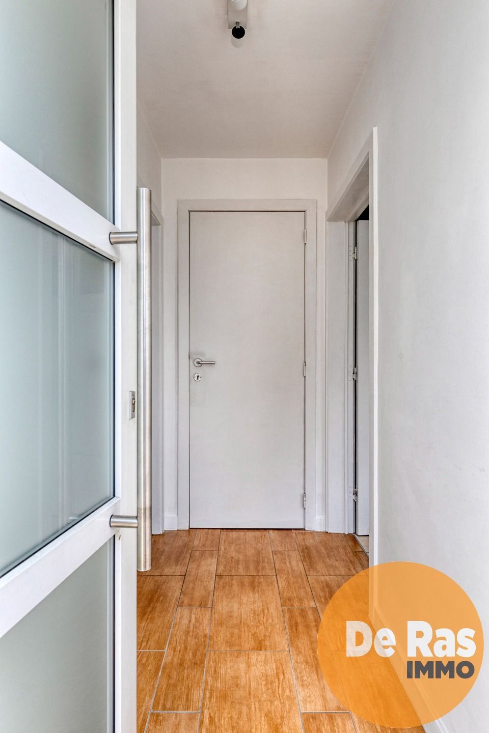 BURST - Instapklare woning met bijgebouw en ruime tuin foto 3