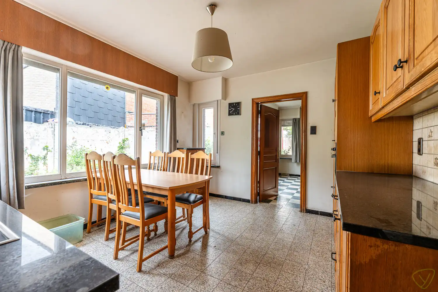 Ruime gezinswoning te koop in Eeklo met 3 slaapkamers met een ruime loods achteraan, die perfect voor een combinatie van comfortabel wonen en werken kan zijn. foto 9