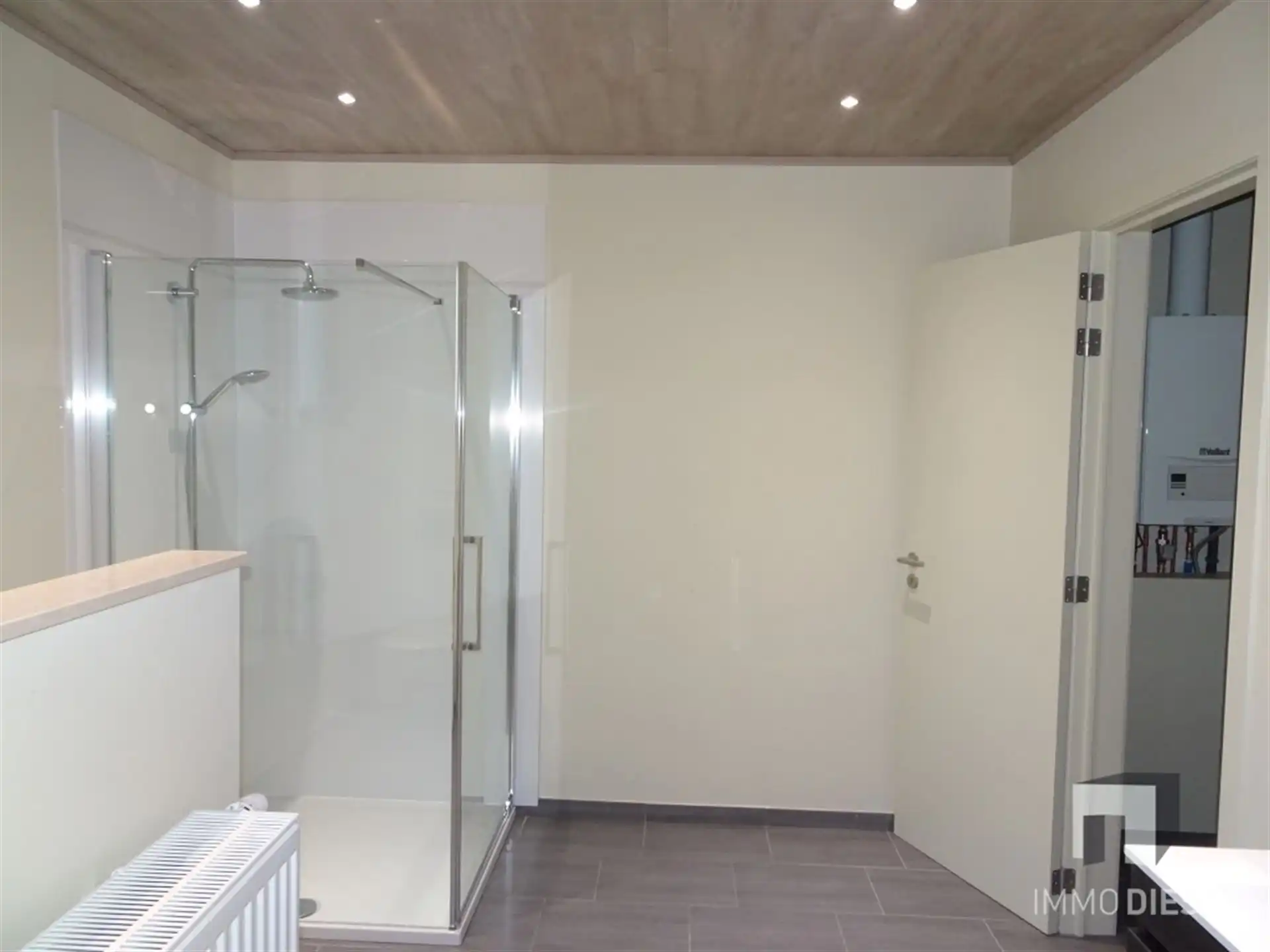 Ruime instapklare woning met koer foto 9