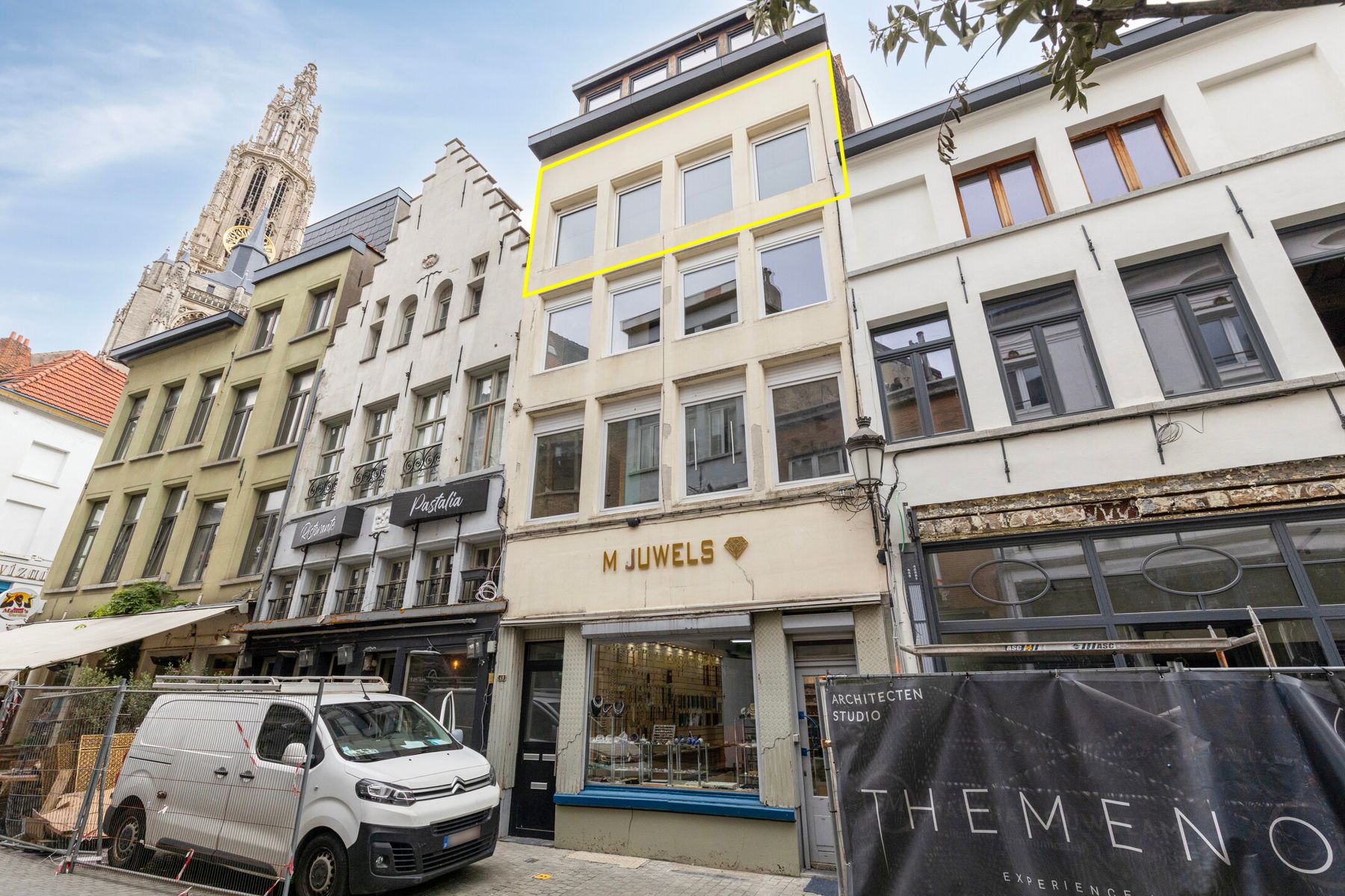 Te renoveren appartement (2 slpk) in het hart van Antwerpen. foto {{pictureIndex}}