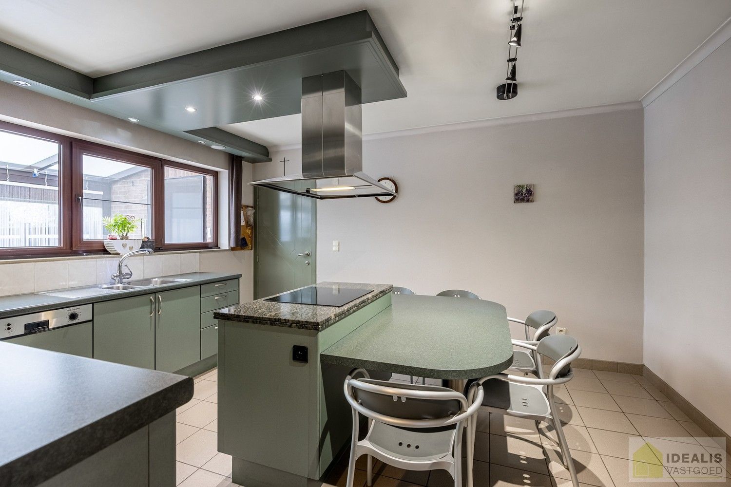 RUIME EN PERFECT ONDERHOUDEN WONING MET 4 SLAAPKAMERS OP KNAP PERCEEL VAN MAAR LIEFST 14A61CA foto 12