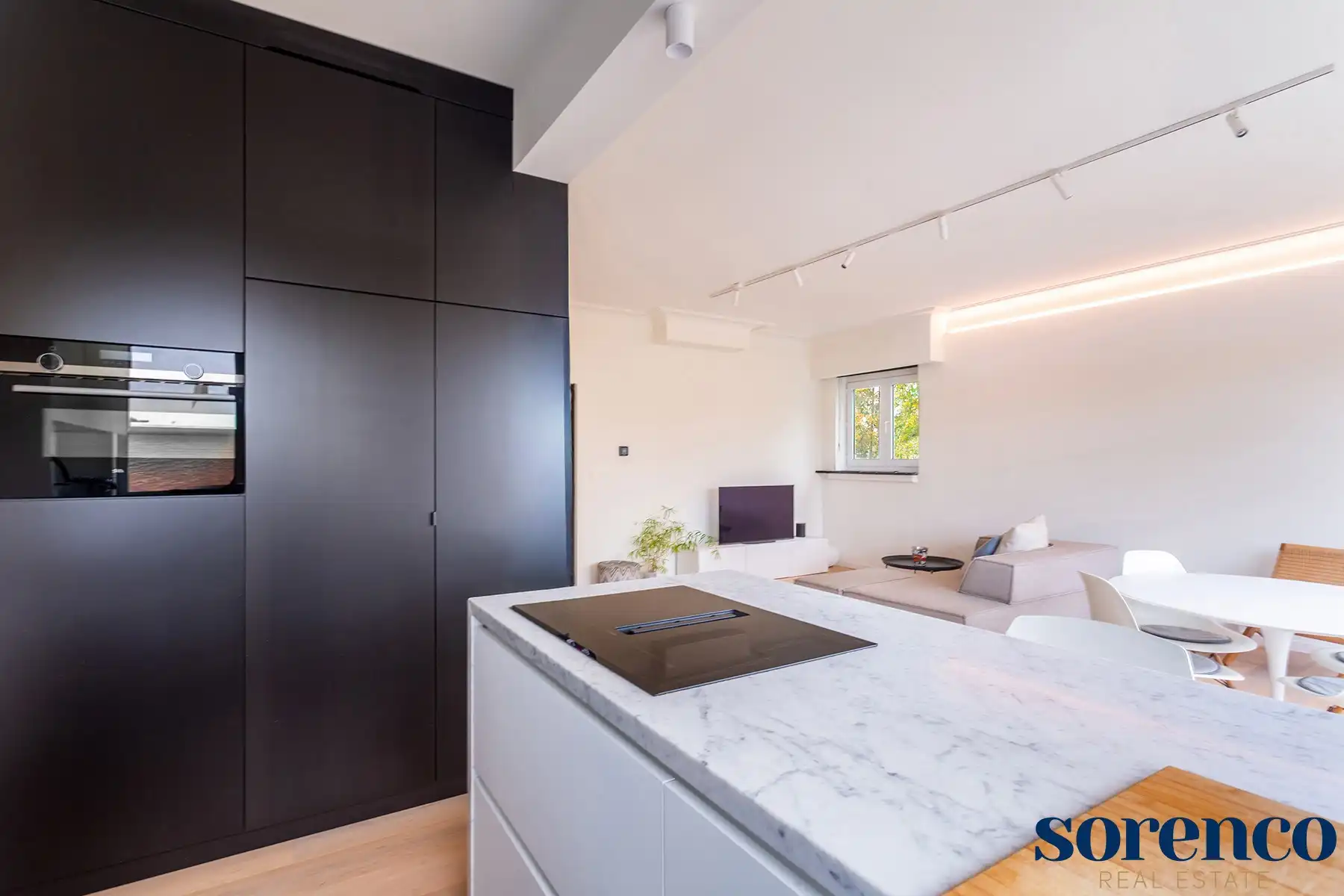 Wilrijk - Gerenoveerd en lichtrijk hoekapp.+ terras. foto 9