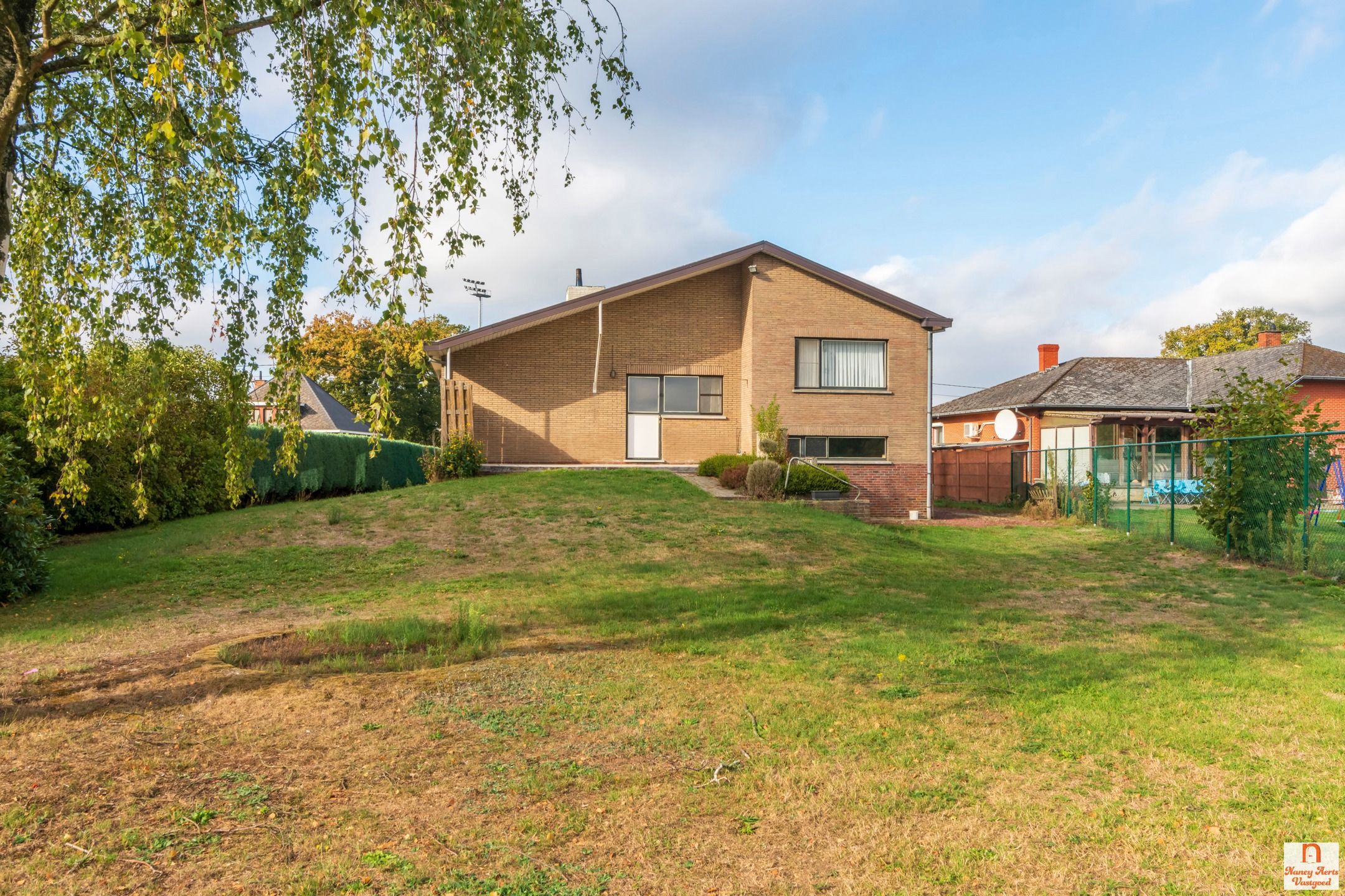 Split-level woning met grote tuin en vrij uitzicht foto 34