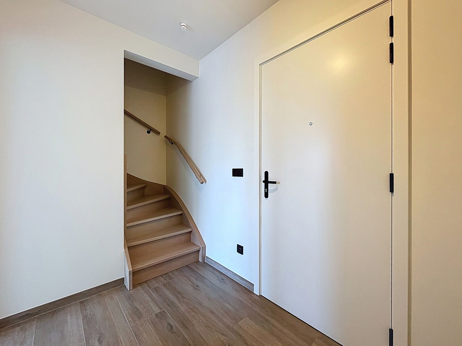 BEN Duplex app met 3 slpks -- 2bdks en terras foto 2