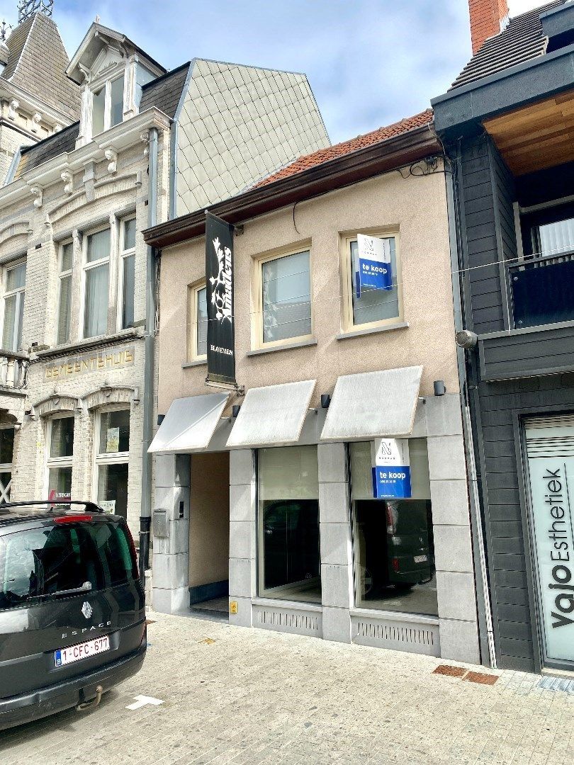 Centraal gelegen woonst met handelsruimte en tuin in het centrum van Kuurne. foto {{pictureIndex}}