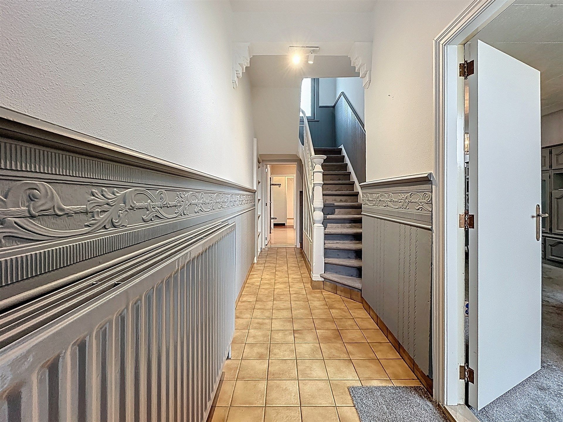 Charmante ruime woning met 4 slaapkamers en bijgebouw (40m²) op perceel van 290m² foto 2