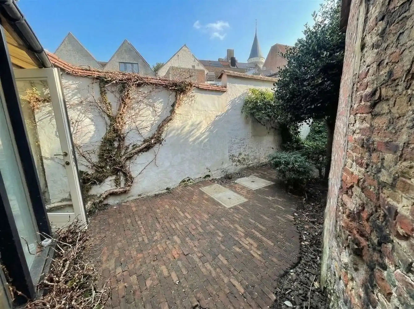 In één van de mooiste straten van Brugge centrum, vlakbij alle winkels CHARMANT ENERGIEZUINIG LICHTRIJK WOONHUIS met stadsTUINTJE, 3 SLAAPKAMERS, 2 BADKAMERS , Mogelijkheid om GARAGE bij te kopen foto 4