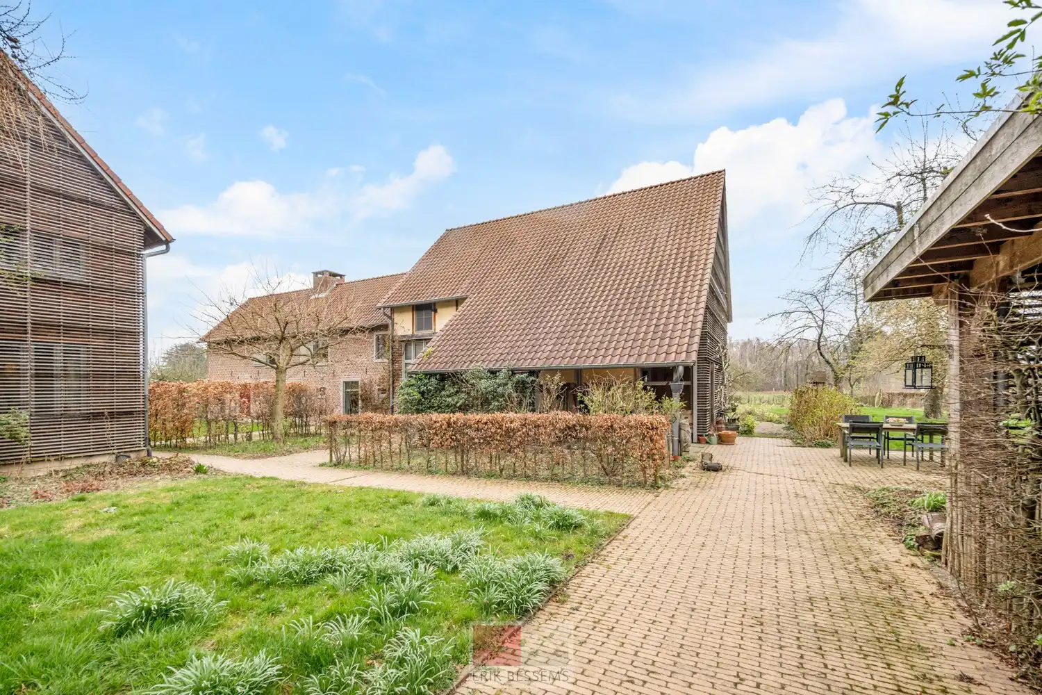 Een zeer karaktervol woonerf van maar liefst 3996 m² met bijzondere uitstraling, bestaande uit een prachtige hoofdwoning (voormalige schuur en stallen) en een charmant vakwerkhuis. foto 67