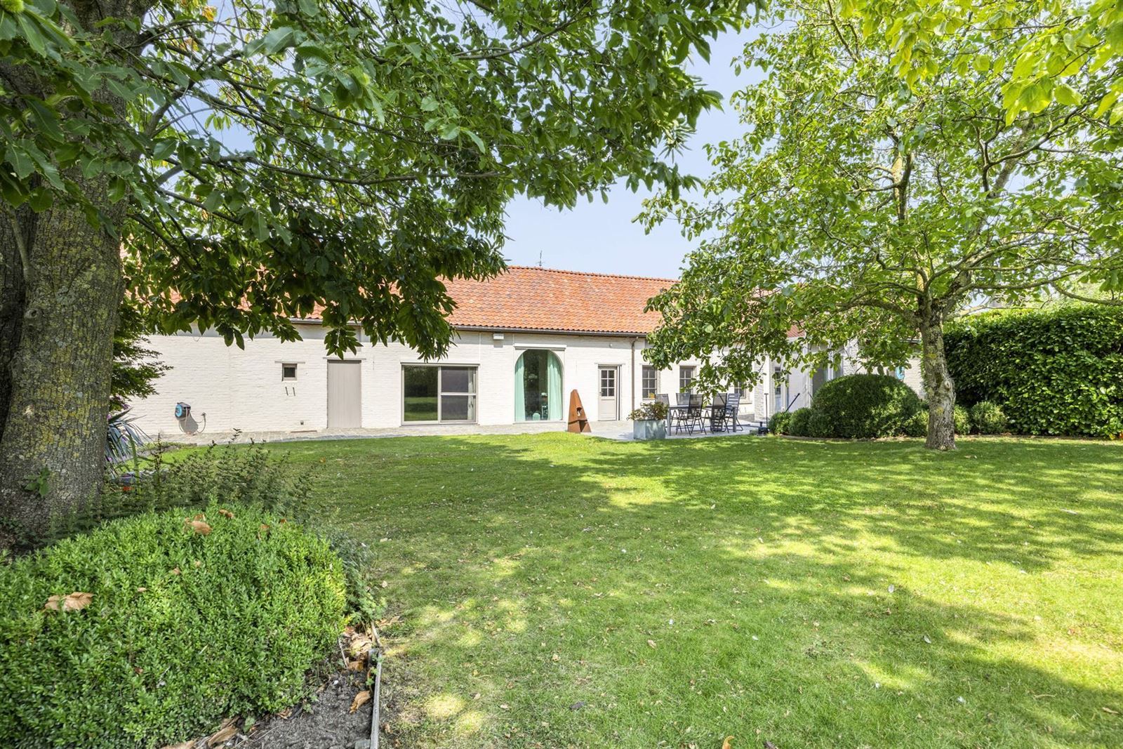 Rustig gelegen vierkantshoeve + weide (38a81ca) met 3 slaapkamers te Pajottegem foto {{pictureIndex}}