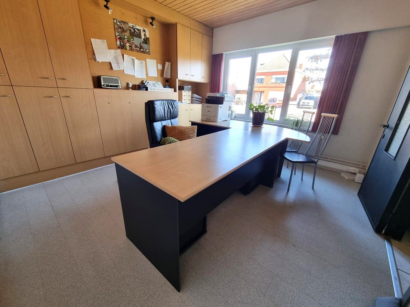 Instapklare woning met 5 slaapkamers met groot naastliggend magazijn. Ideaal voor zelfstandigen. foto 11