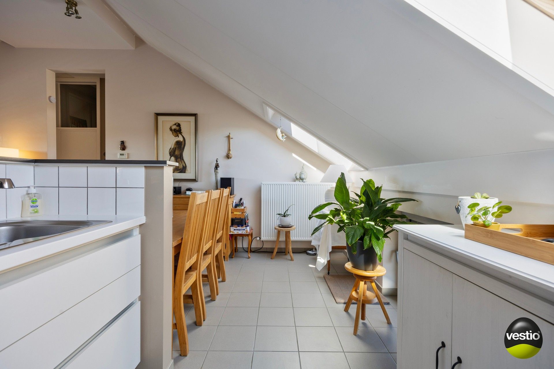 Tof, instapklaar dakappartement met 2 slaapkamers, zonneterras en parking! foto 6