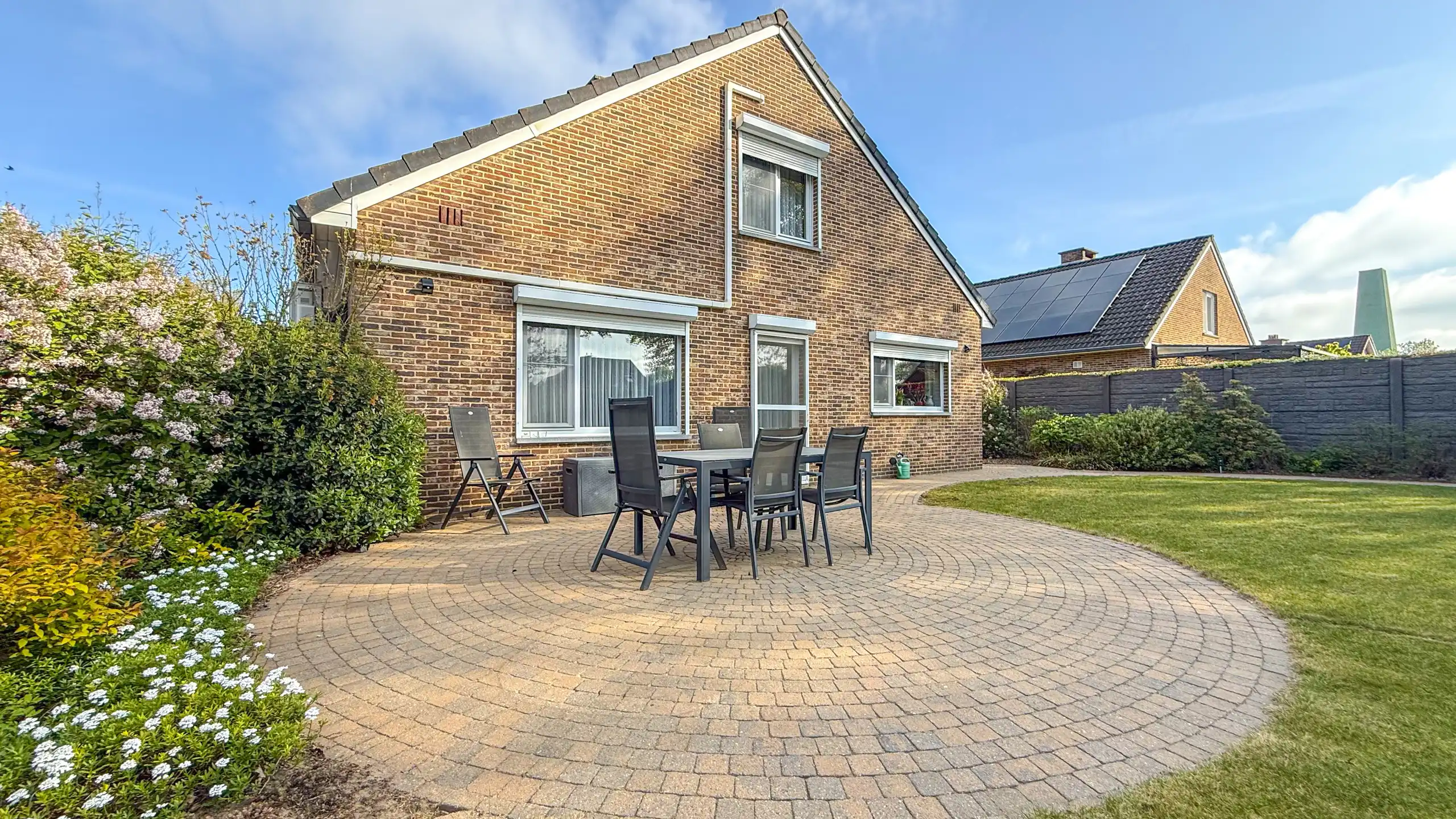 Instapklare woning met 3slpks, tuin, airco en zonnepanelen! foto 39