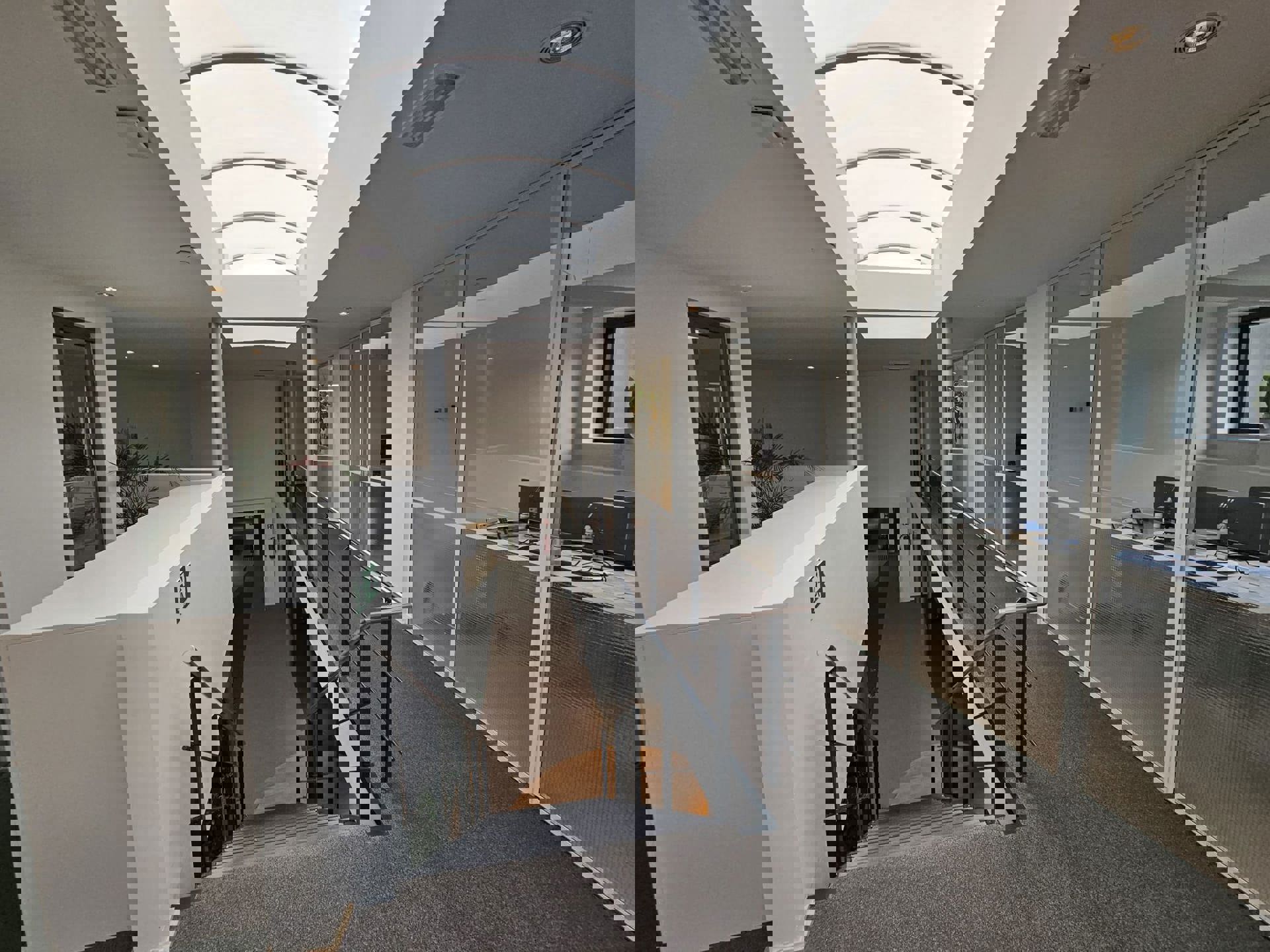  TE HUUR Genk - showroom met kantoren foto 6