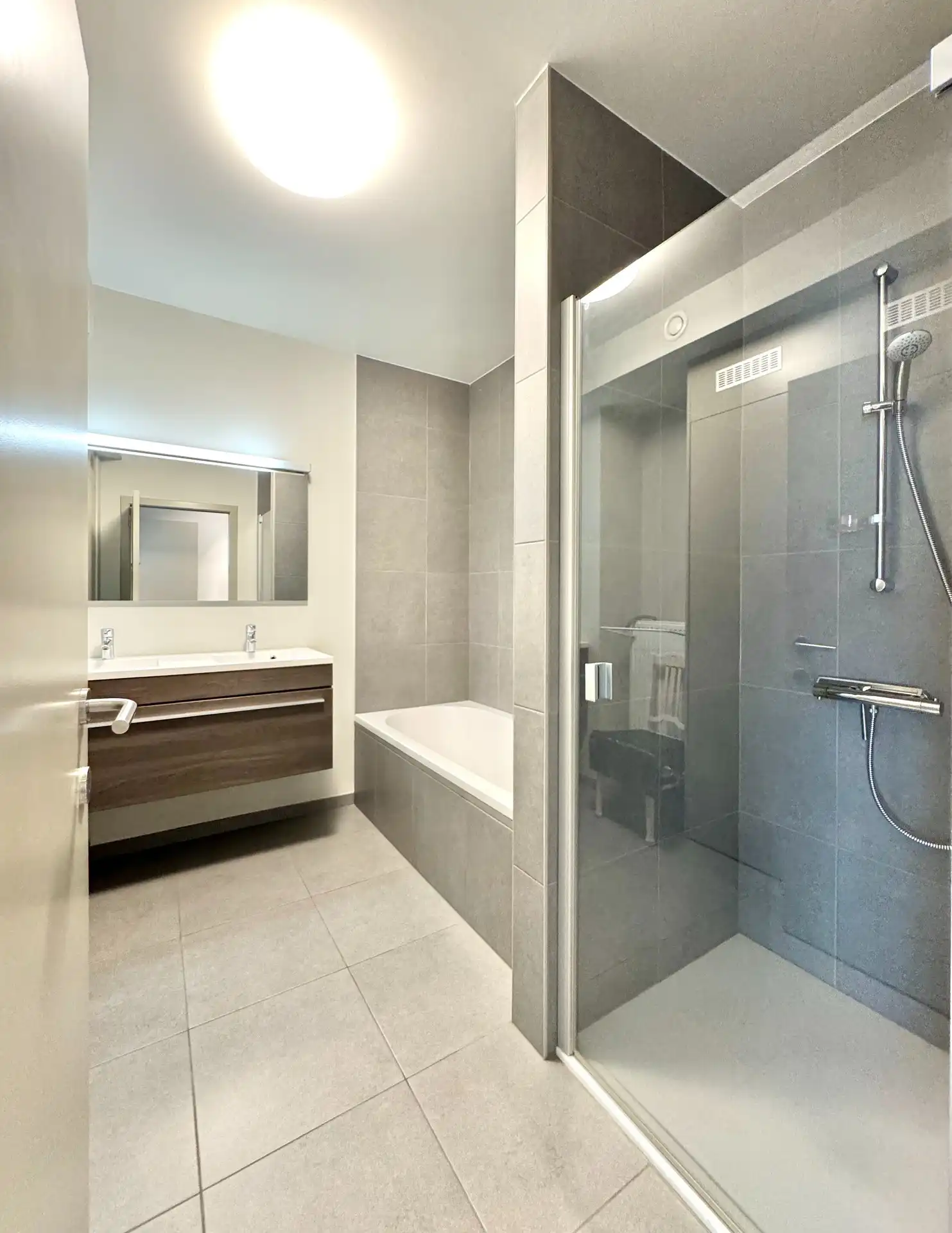 GELIJKVLOERS APPARTEMENT | VOOR- EN ACHTERTUIN | 2 KAMERS | GARAGE | 140 M² foto 26