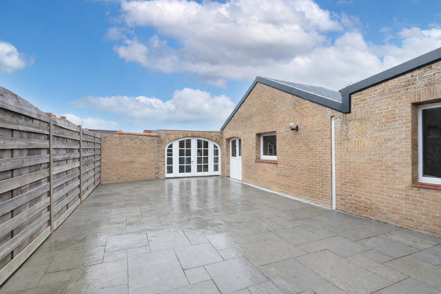 Woning met een leuke binnentuin en garage te Knokke foto 2