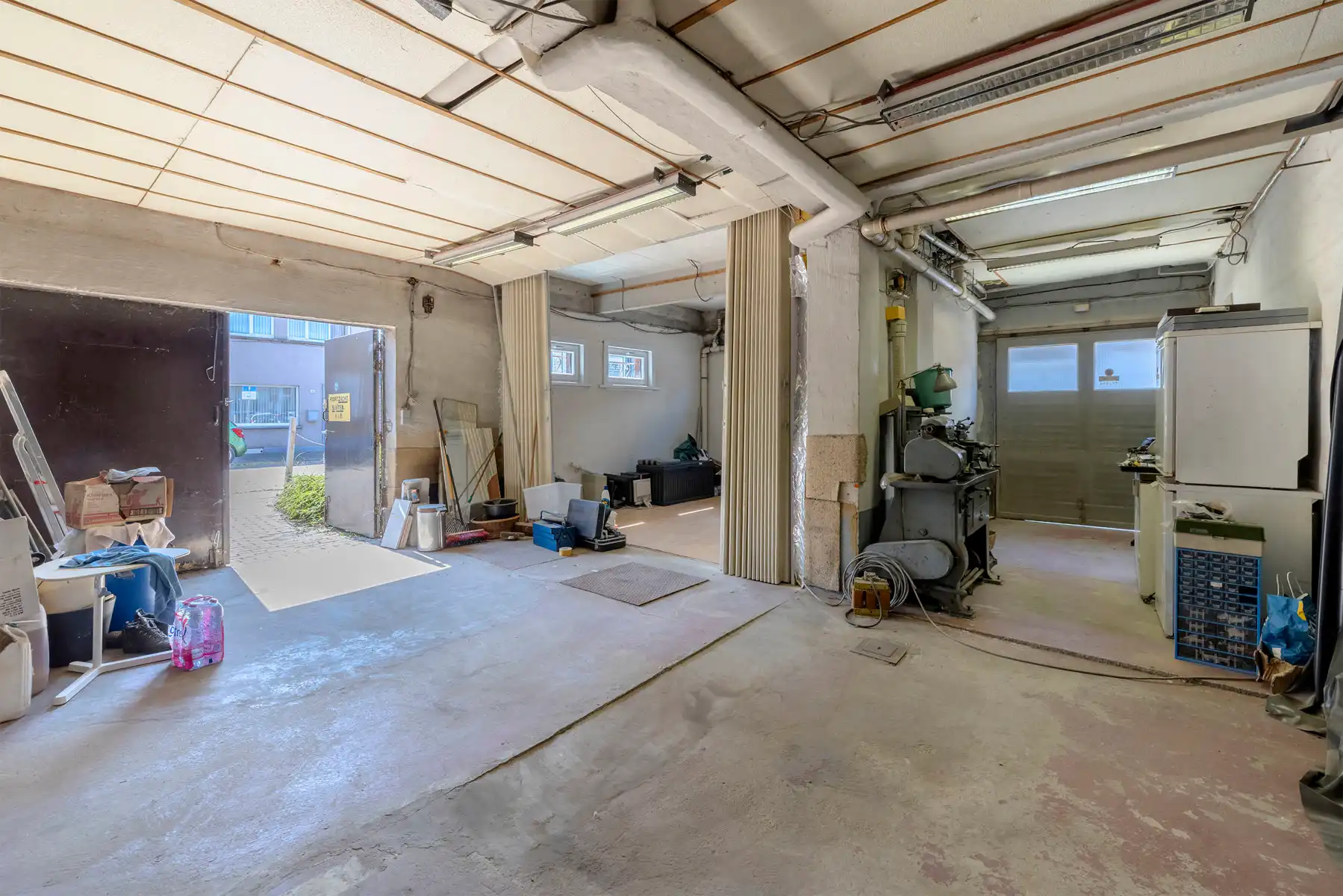 Te renoveren appartement met ruim magazijn/garage foto 5
