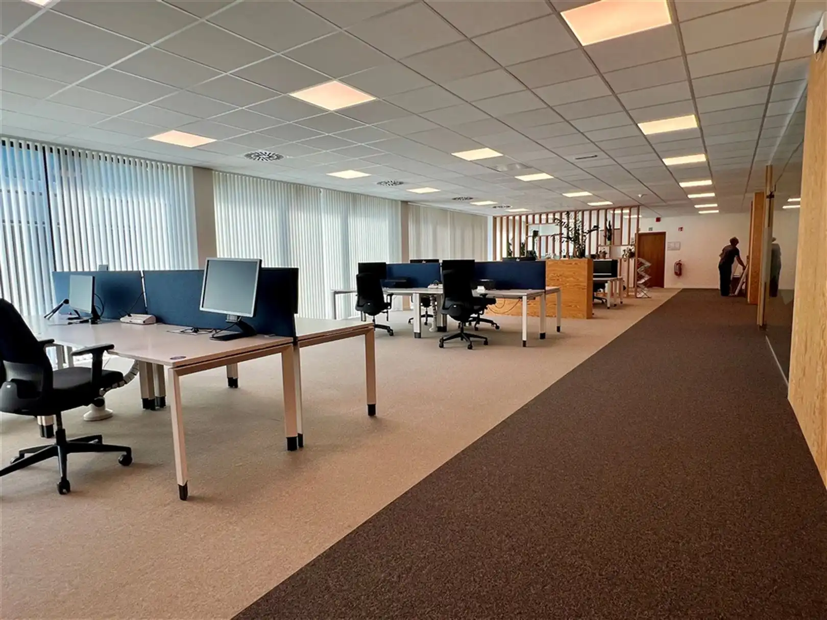 Ingericht kantoor met een overvloed aan natuurlijk lichtinval vlakbij de E40 foto 10