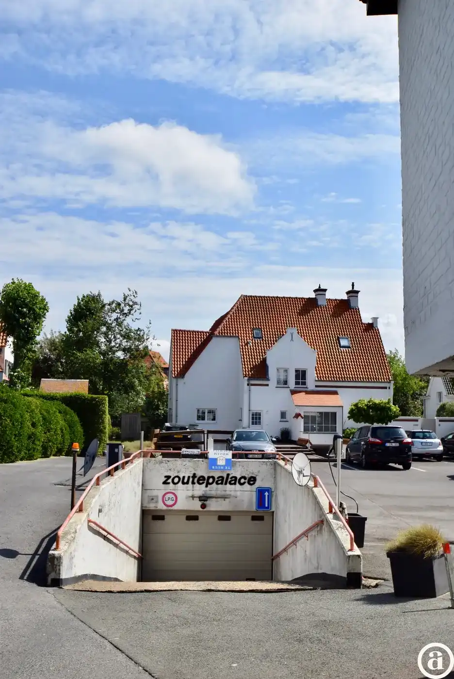 Ruime en vlot toegankelijke garagebox, ideaal gelegen aan het Albertplein in Knokke-Zoute. foto 2