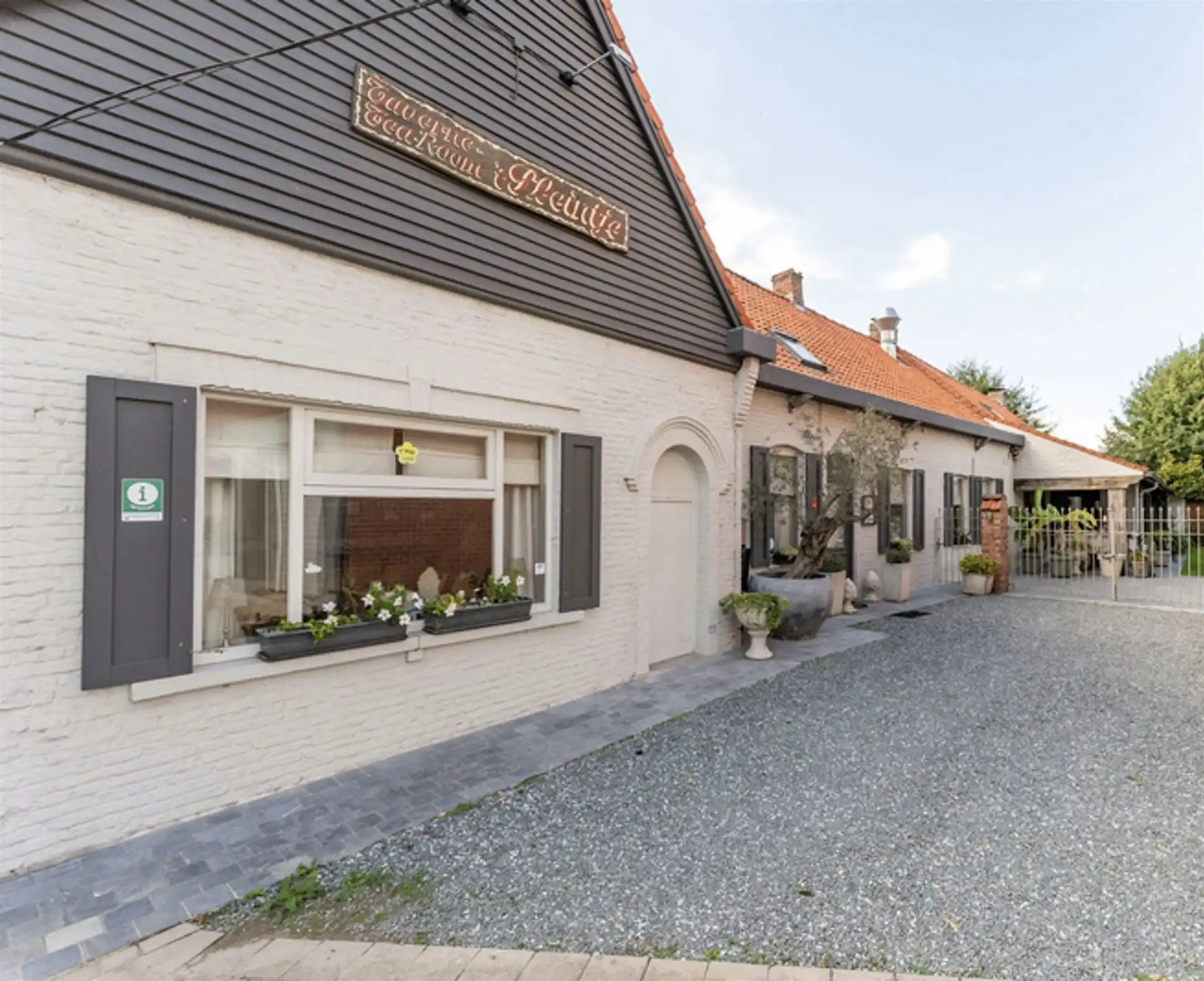 Goedgelegen charmante eigendom met veel potentieel! foto 21