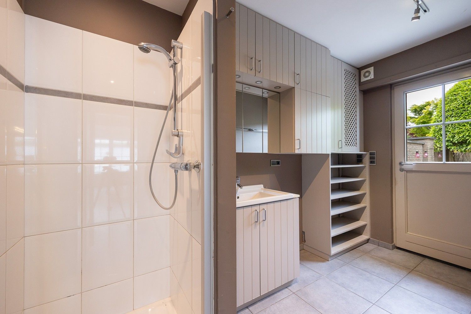 Instapklare, ruime woning met 4 slaapkamers, zonnig terras en multifunctioneel bijgebouw foto 22