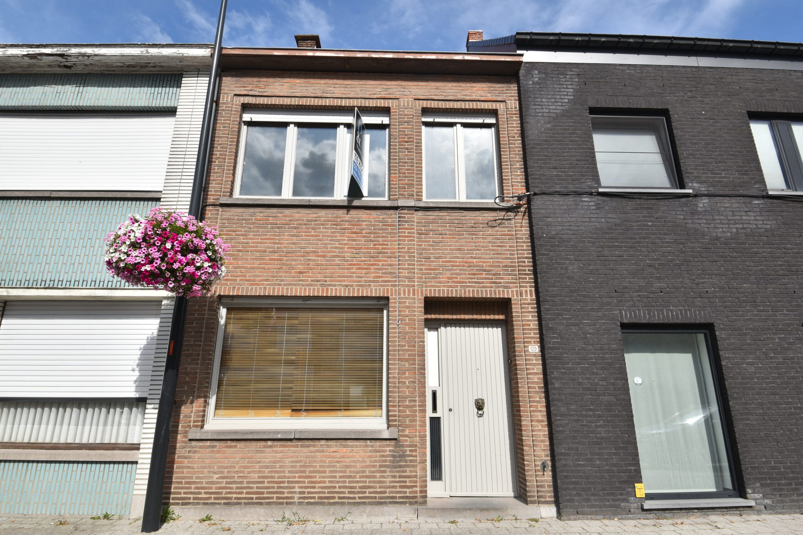 Centraal gelegen woning met tuin, garage en veel potentieel foto {{pictureIndex}}
