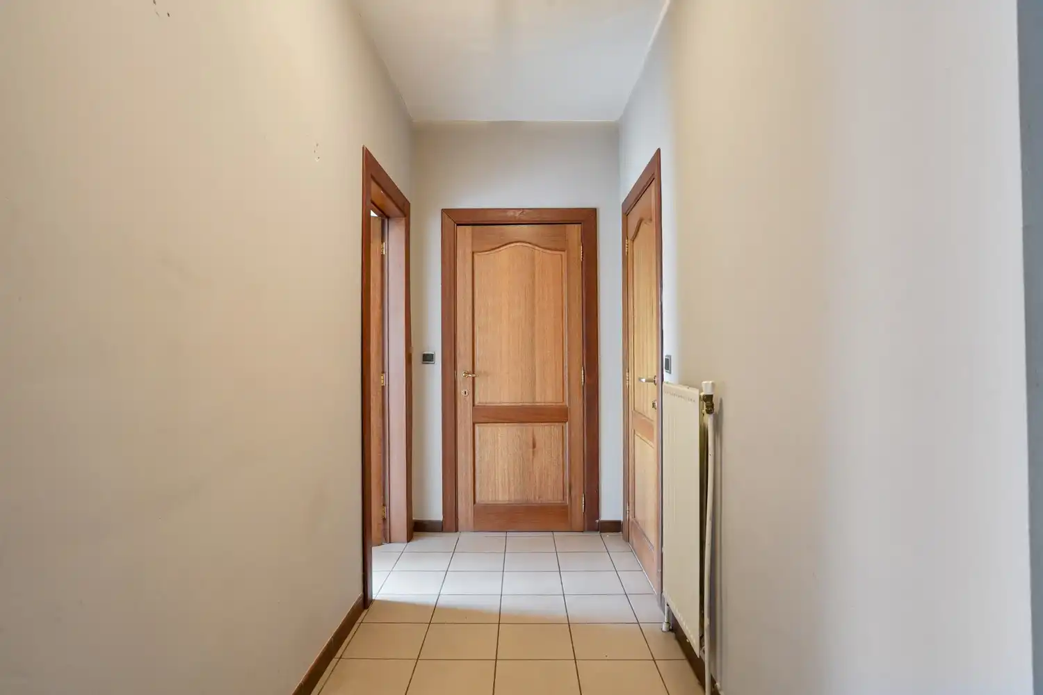 Gelijkvloers appartement met 2 slaapkamers, een ruim terras, 2 autostaanplaatsen, een kelder en een tuin grenzend aan de Vijvers van Bellefroid te Leuven! foto 2