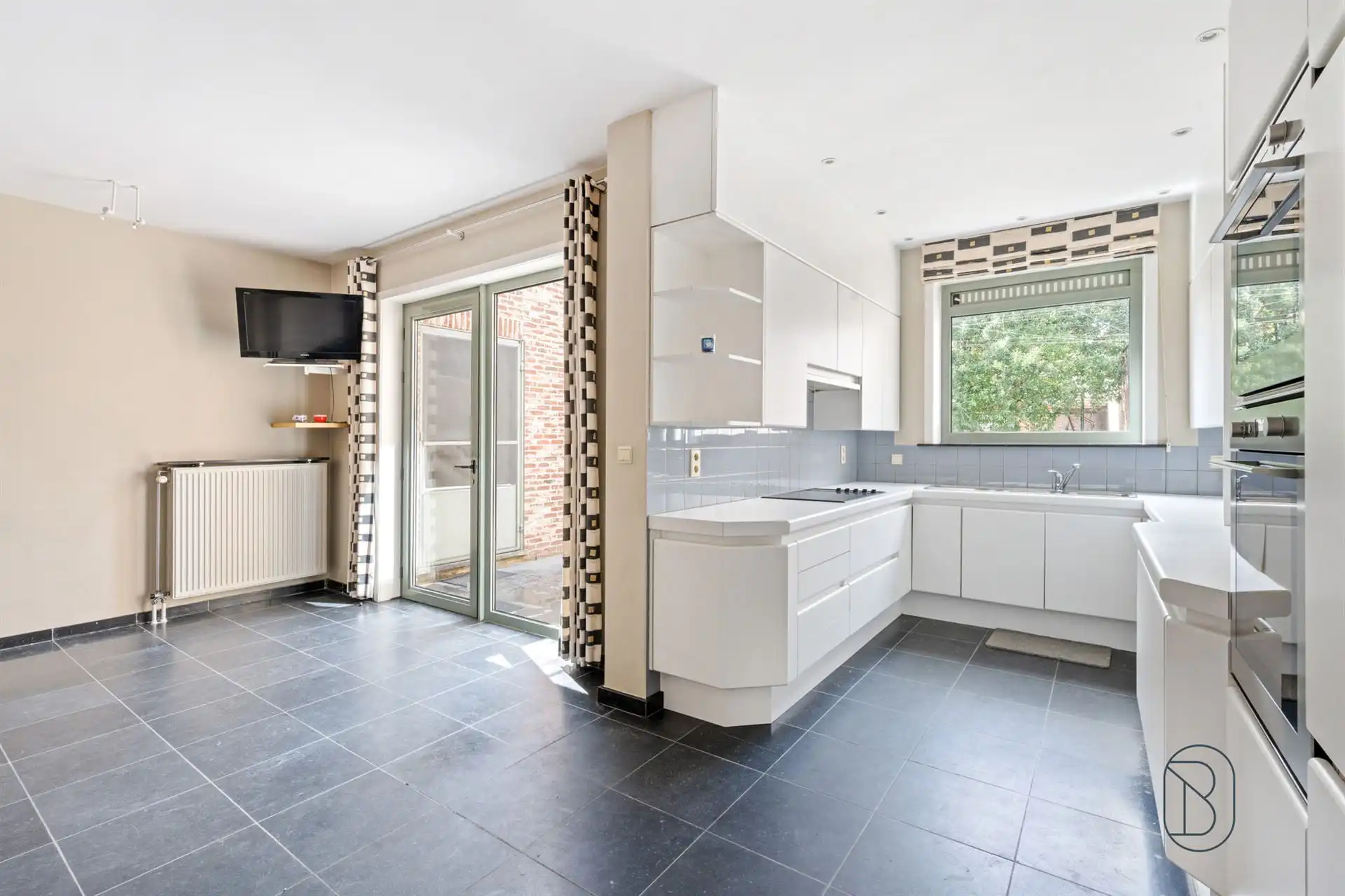 Unieke combinatie van wonen en werken in Sint-Eloois-Vijve! foto 21