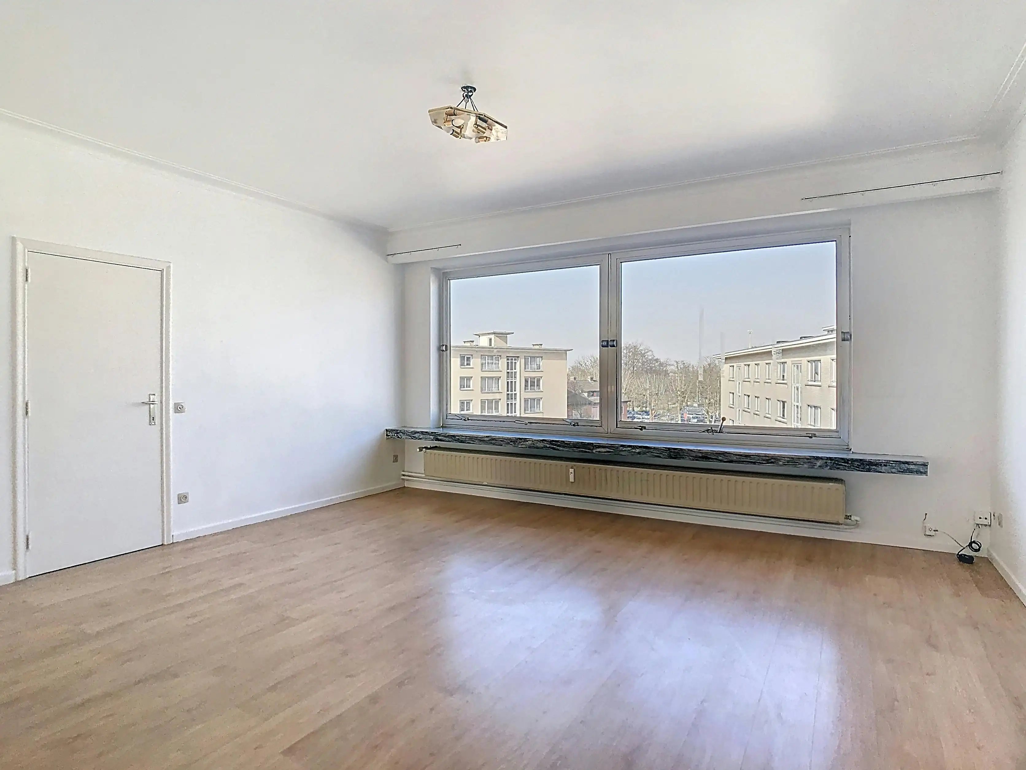 Lichtrijk en centraal gelegen ruim appartement met garage foto 2