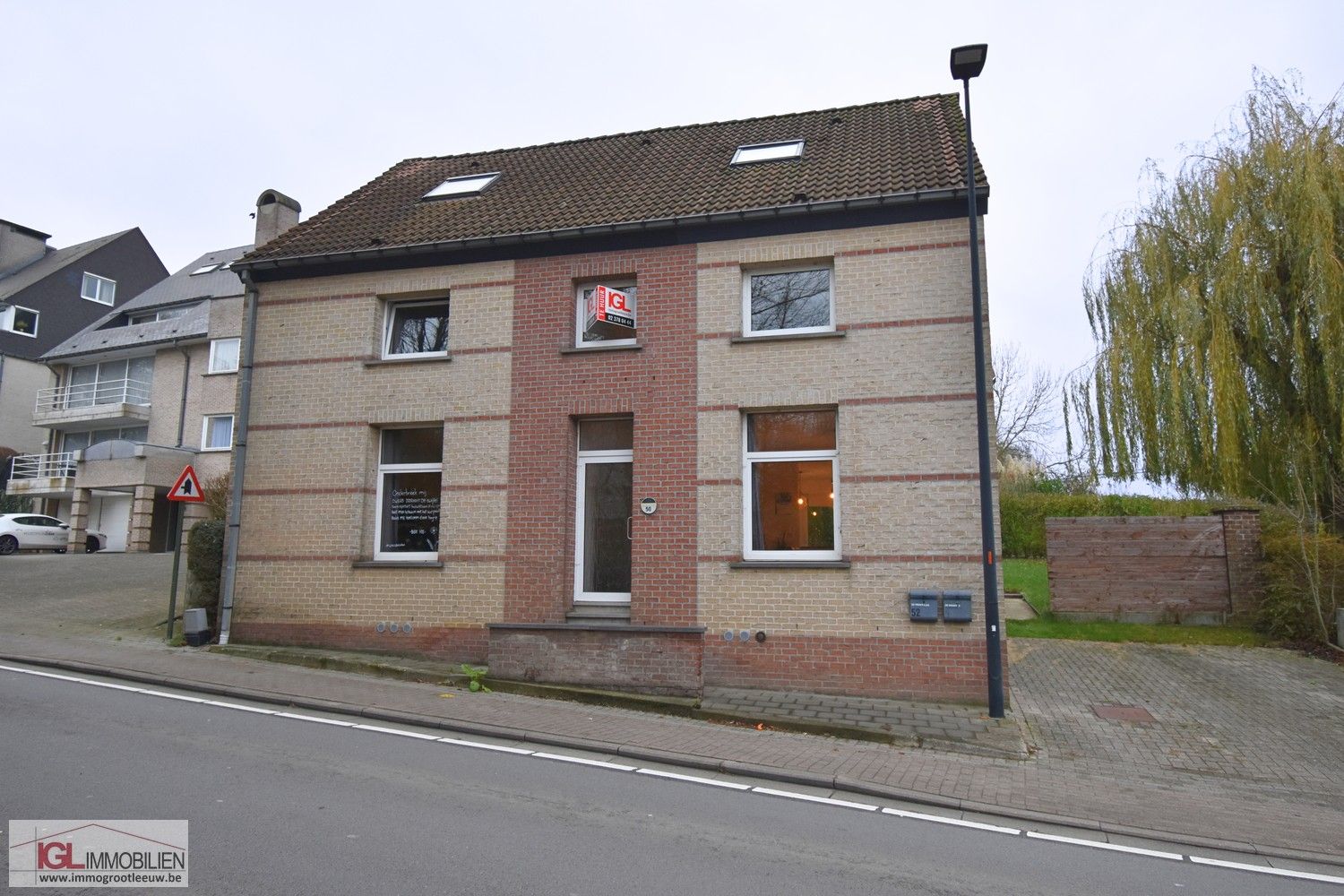Ruime gezinswoning met 4 slaapkamers, tuin, terras en 2 staanplaatsen te huur foto {{pictureIndex}}