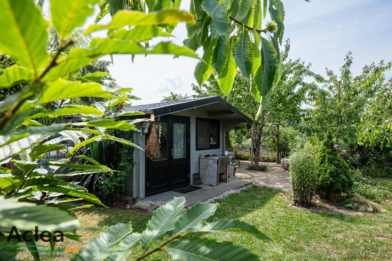 Halfopen bebouwing met weelderige tuin foto 35
