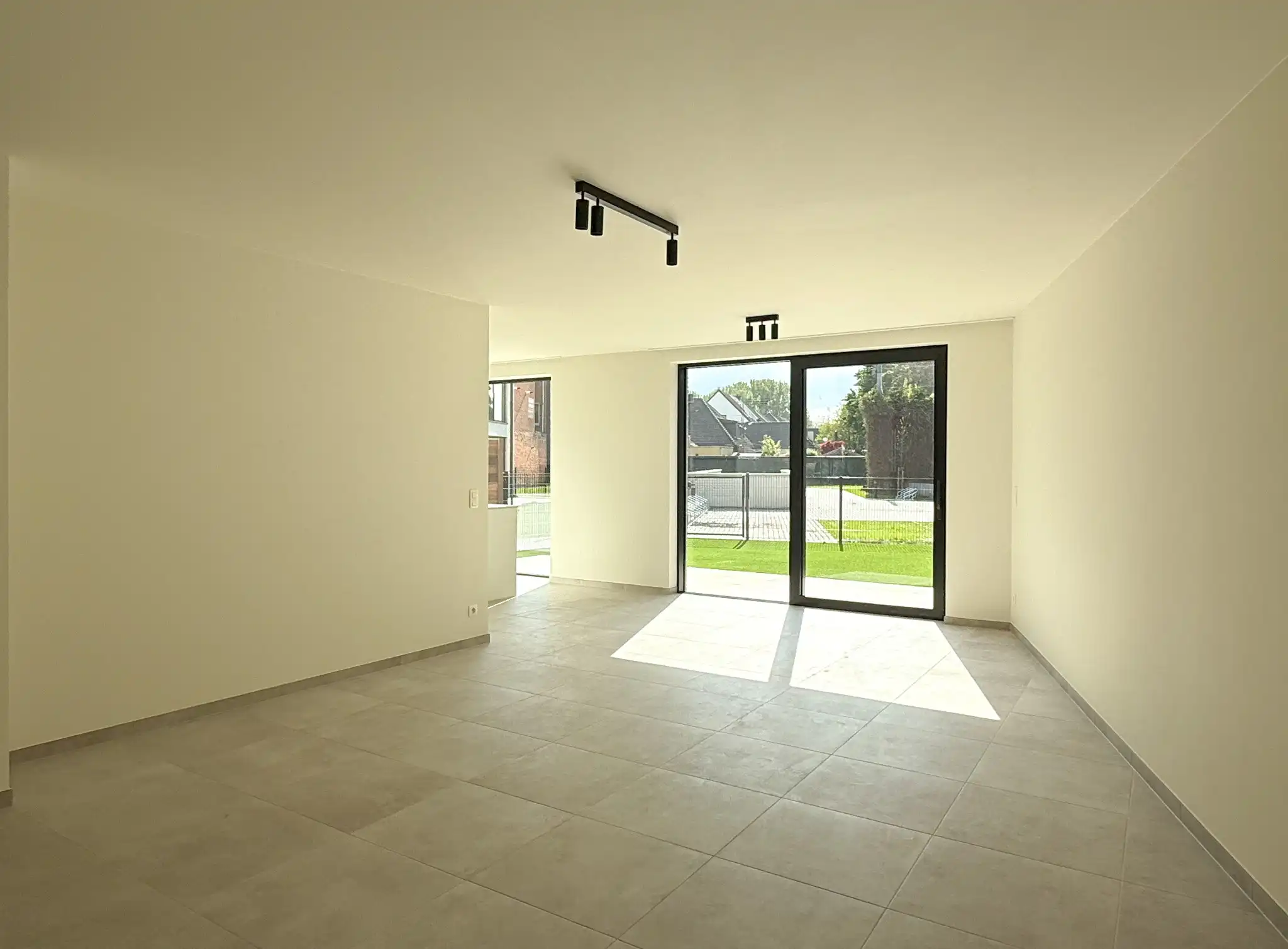 Gelijkvloers nieuwbouwappartement met tuin en twee slaapkamers foto {{pictureIndex}}