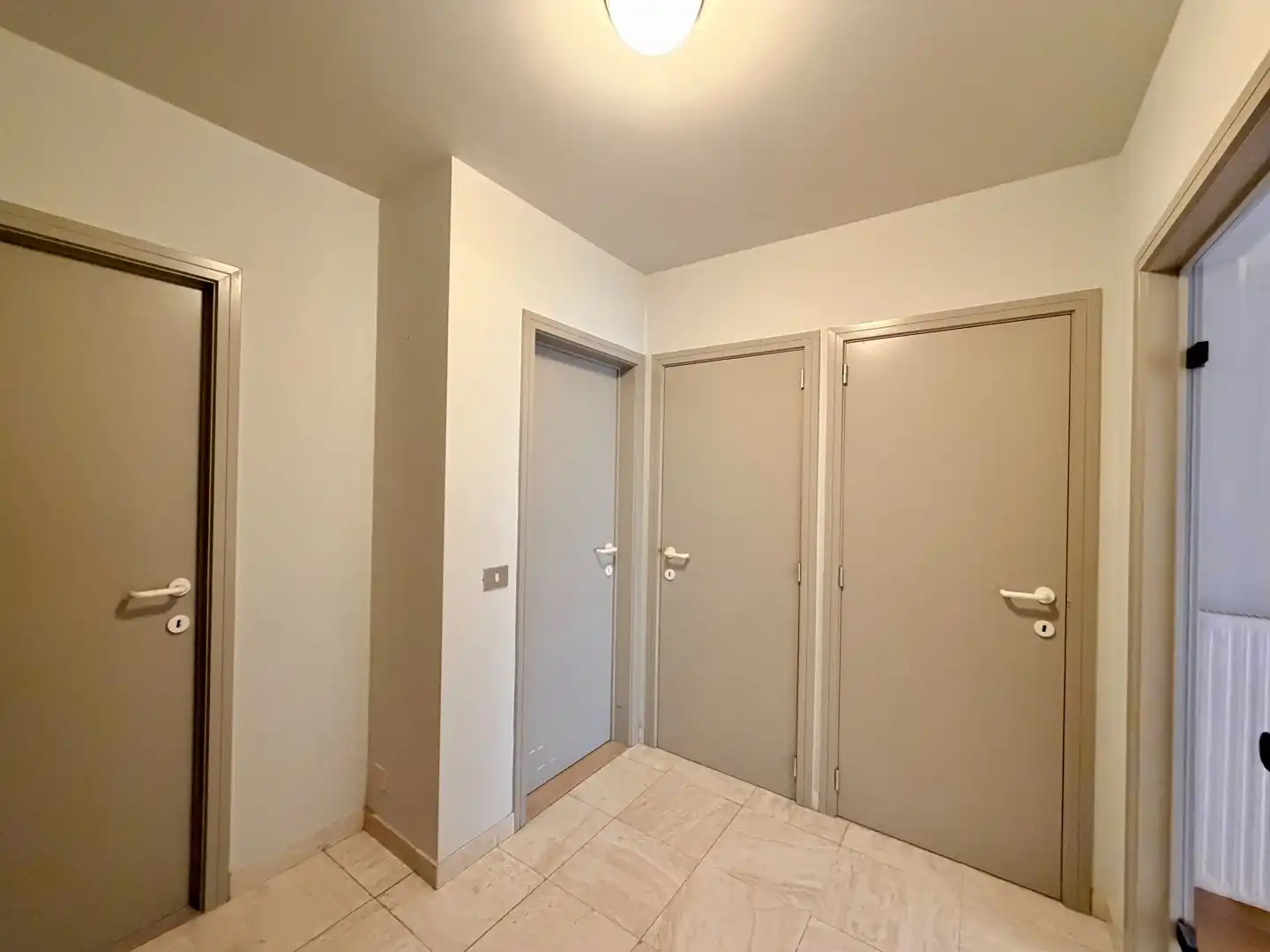 Instapklaar tweeslaapkamerappartement met ruim terras & kelder in centrum Roeselare! foto 7