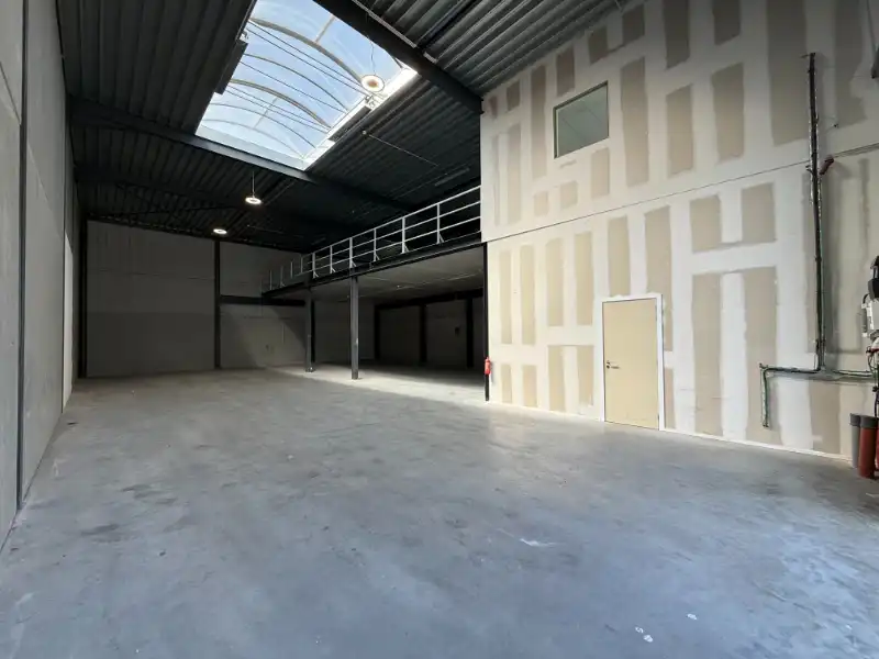 Magazijn van 288 m² +  mezzanine 160 m² en 2 parkeerplaatsen + buitenopslag foto 4