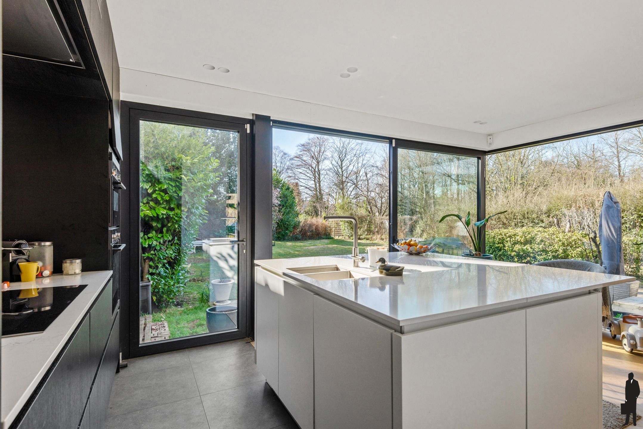 (Deels) gerenoveerde woning met ZW parktuin (ca. 1968m²) foto 10