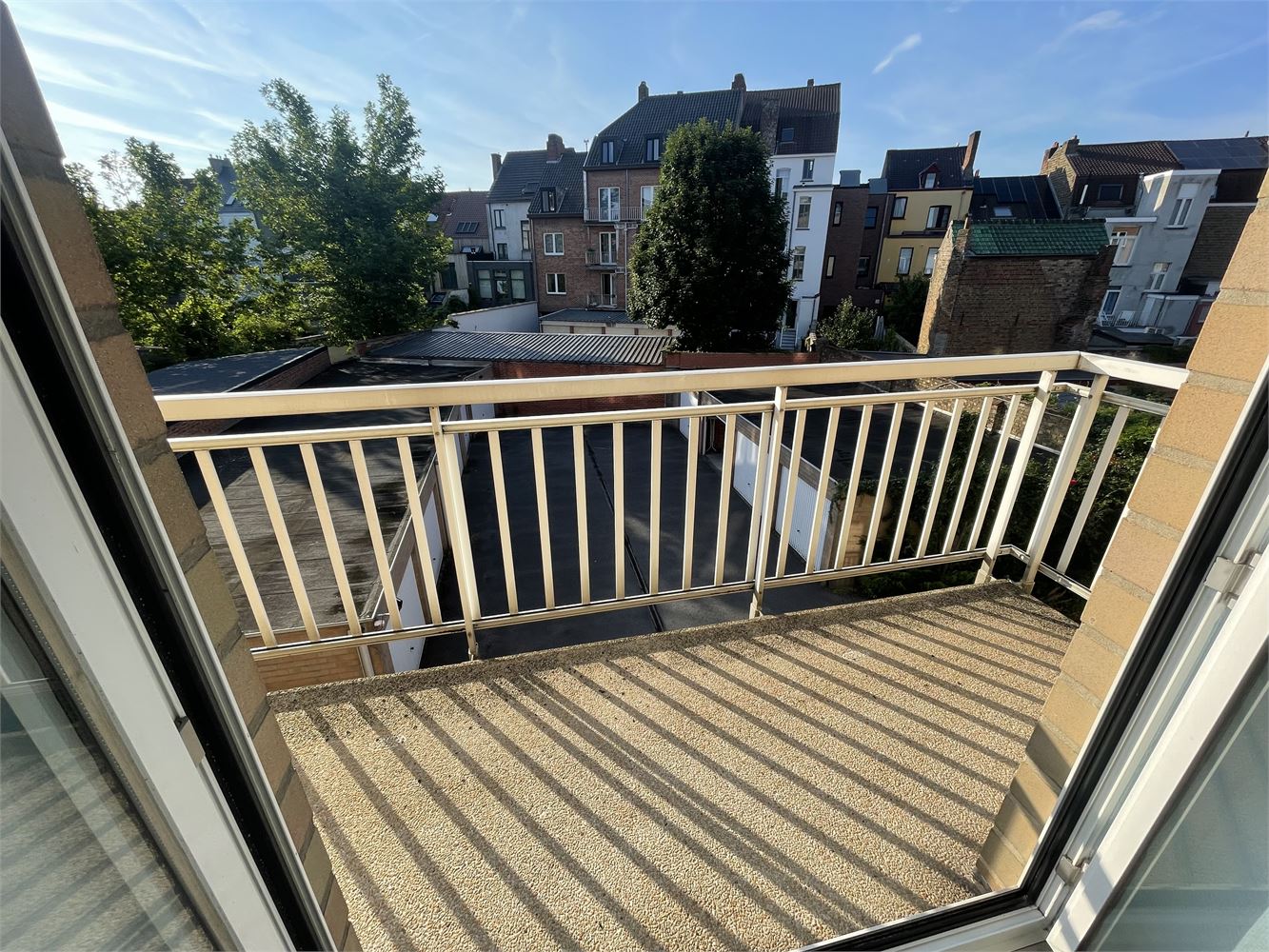 Sint-Andries,ruim zonnig vernieuwd energiezuinig appartement van 128 m2 , living van 47m2, 2 slaapkamers en open bureau foto 7