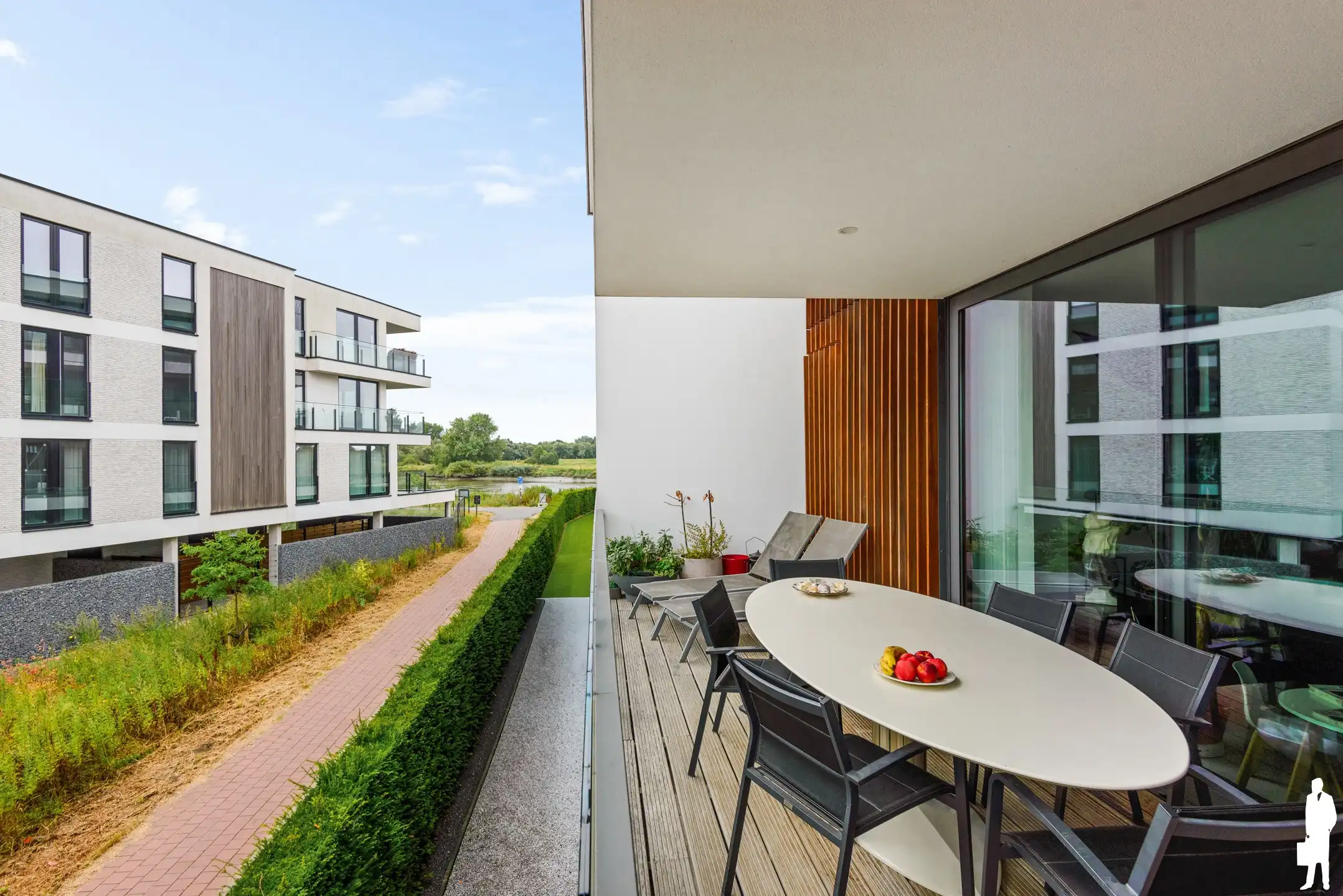 Stijlvol appartement met terras en 2 autostaanplaatsen foto 12
