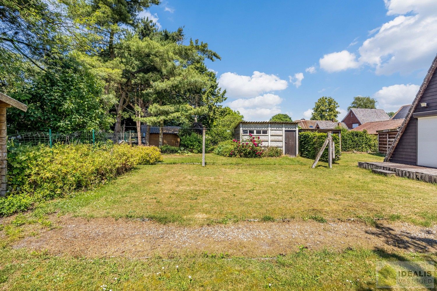DEALIS VASTGOED – Residentieel gelegen bouwgrond met zicht op groen van maar liefst 12a (1200m²) met een straatbreedte van +- 20m. Momenteel voorzien van een chalet (onvergund) die dienst kan doen als tijdelijke woning. foto 5