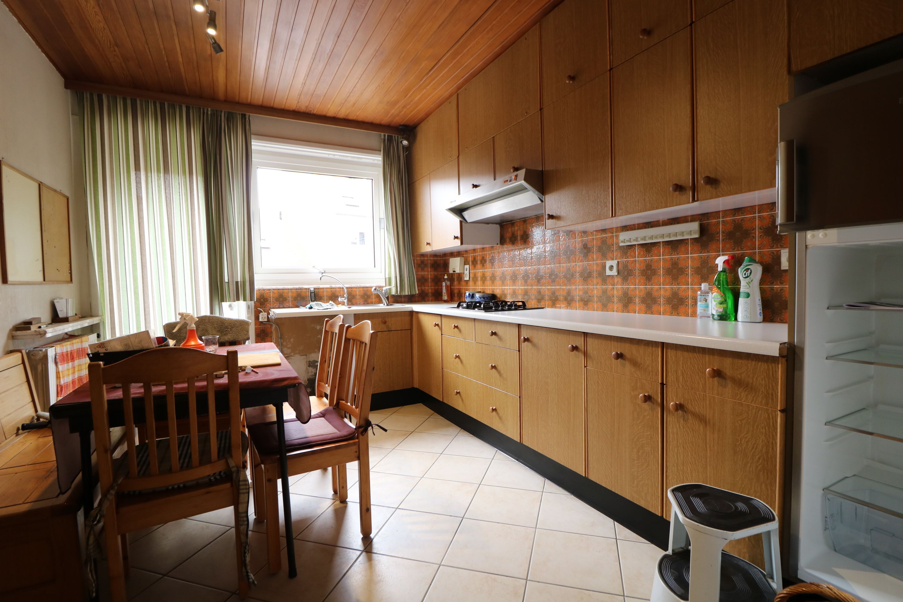  Zeer ruime woning met 5 slaapkamers, garages (8 wagens) en werkplaats. foto 4