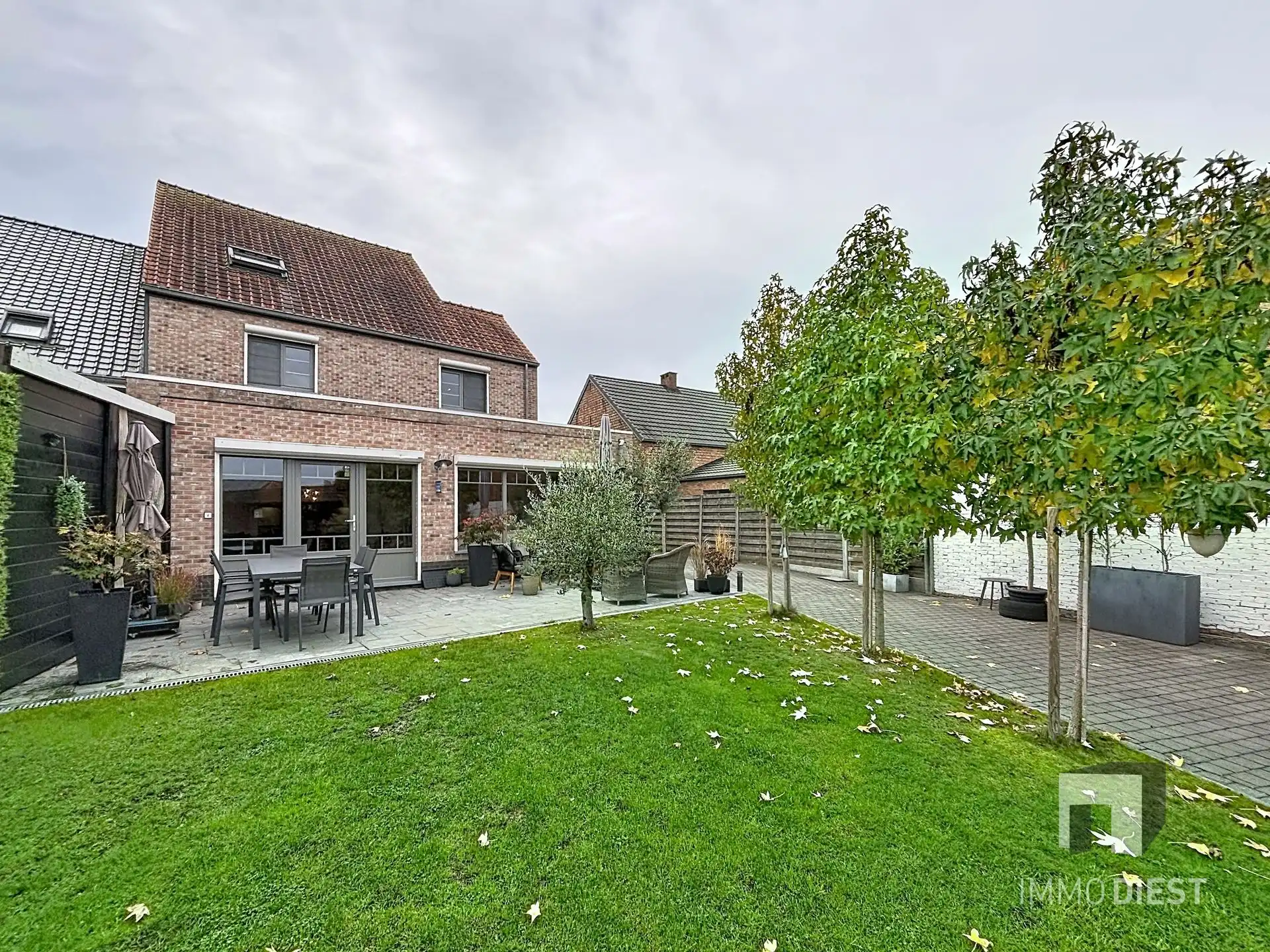 Trendy - volledig gerenoveerde woning met 3 slaapk en 2 badkamers foto {{pictureIndex}}