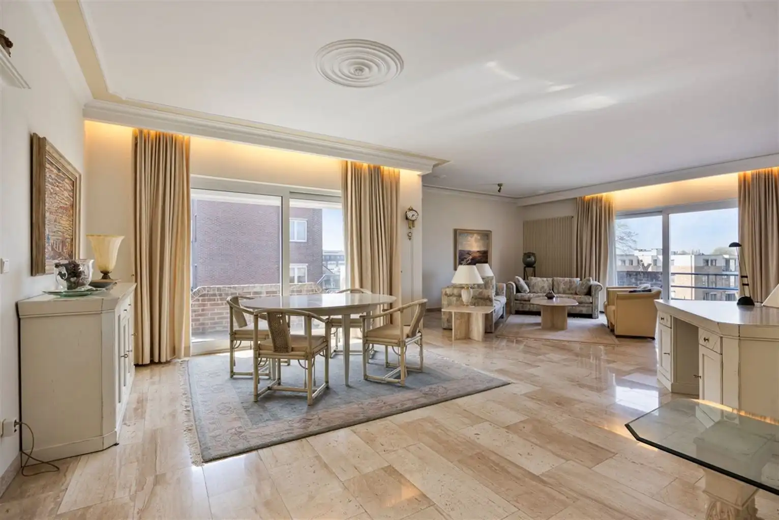 Prachtig, uitzonderlijk ruim appartement met 2 slaapkamers, 3 terrassen en een dubbele inpandige garagebox, gelegen nabij het centrum van Maaseik. foto {{pictureIndex}}