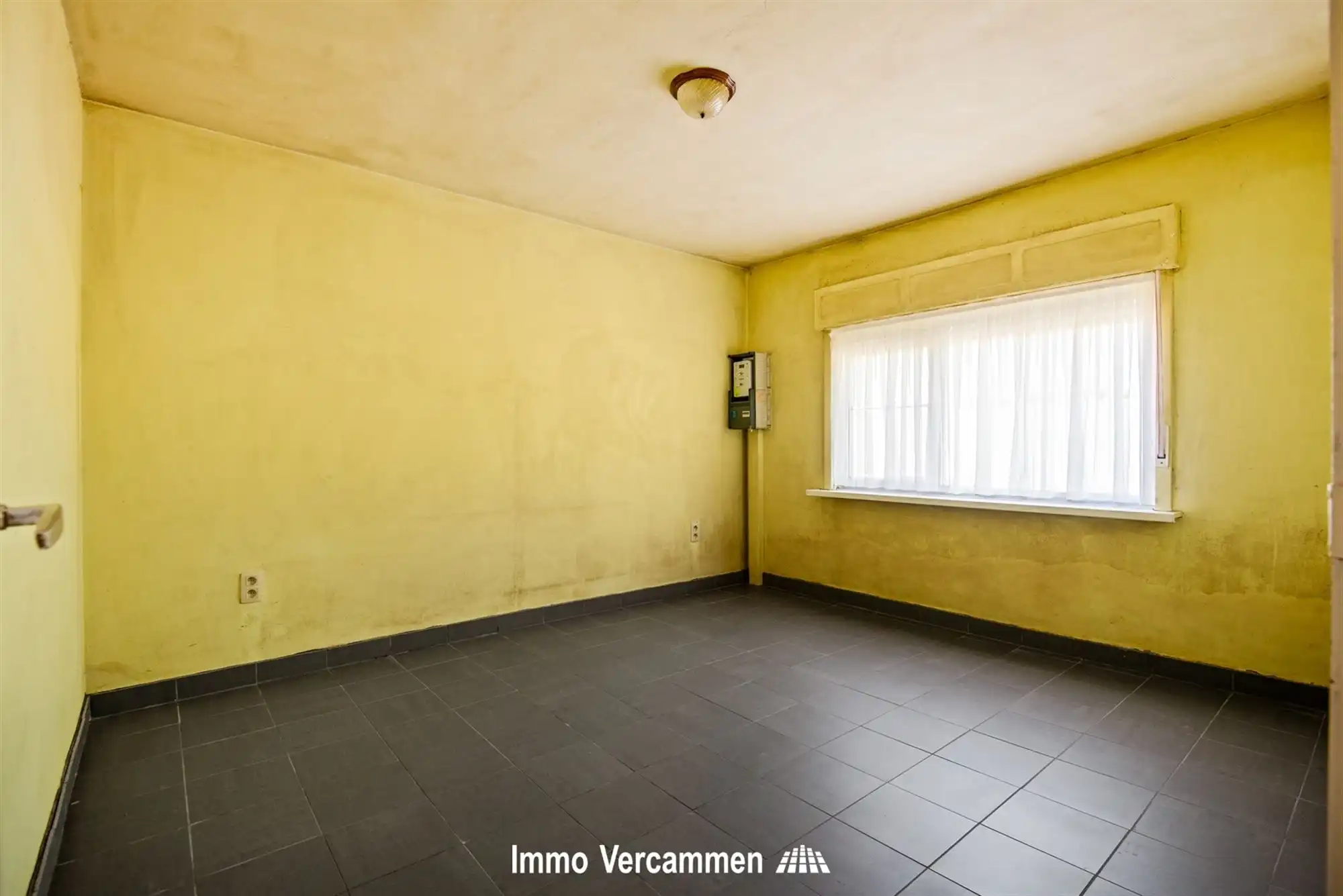 Grondig te renoveren, gelijkvloerse woning te Beerzel. foto 7
