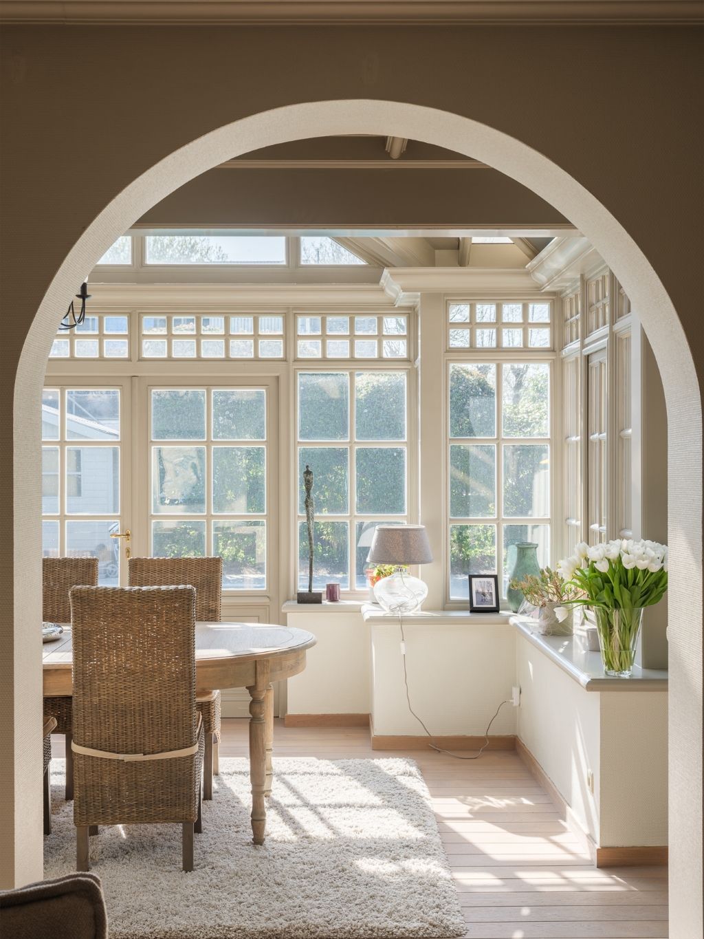 Instapklare, vrijstaande woning met zwembad op een zonnig perceel, drie slaapkamers en de mogelijkheid voor een praktijkruimte in een rustige omgeving. foto 3