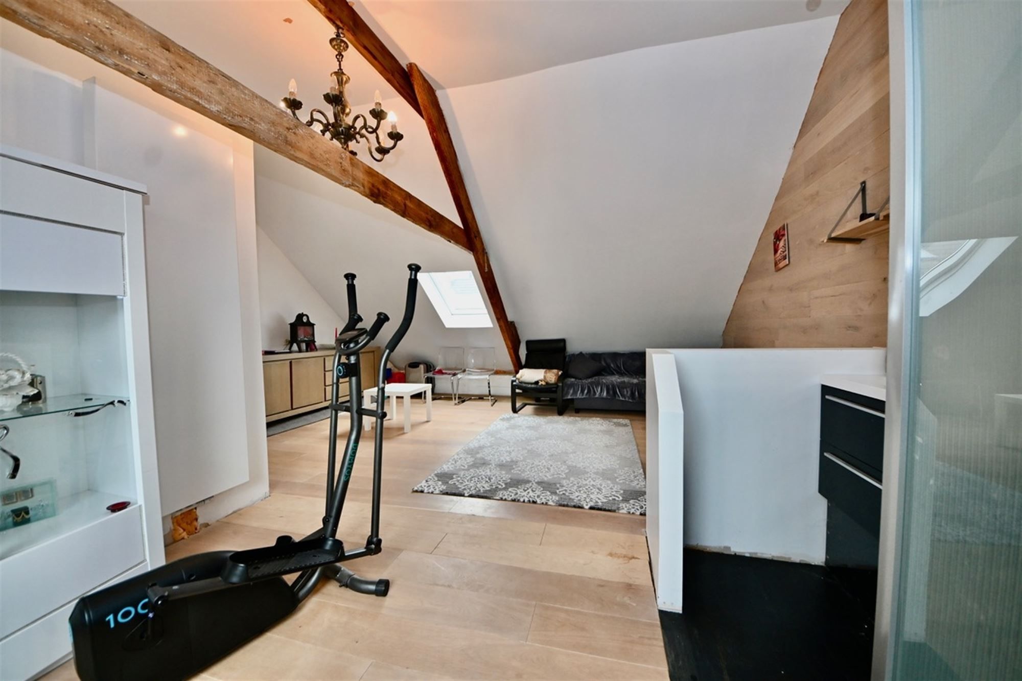 Gerenoveerde woning met 4 slaapkamers en tuin.  foto 17