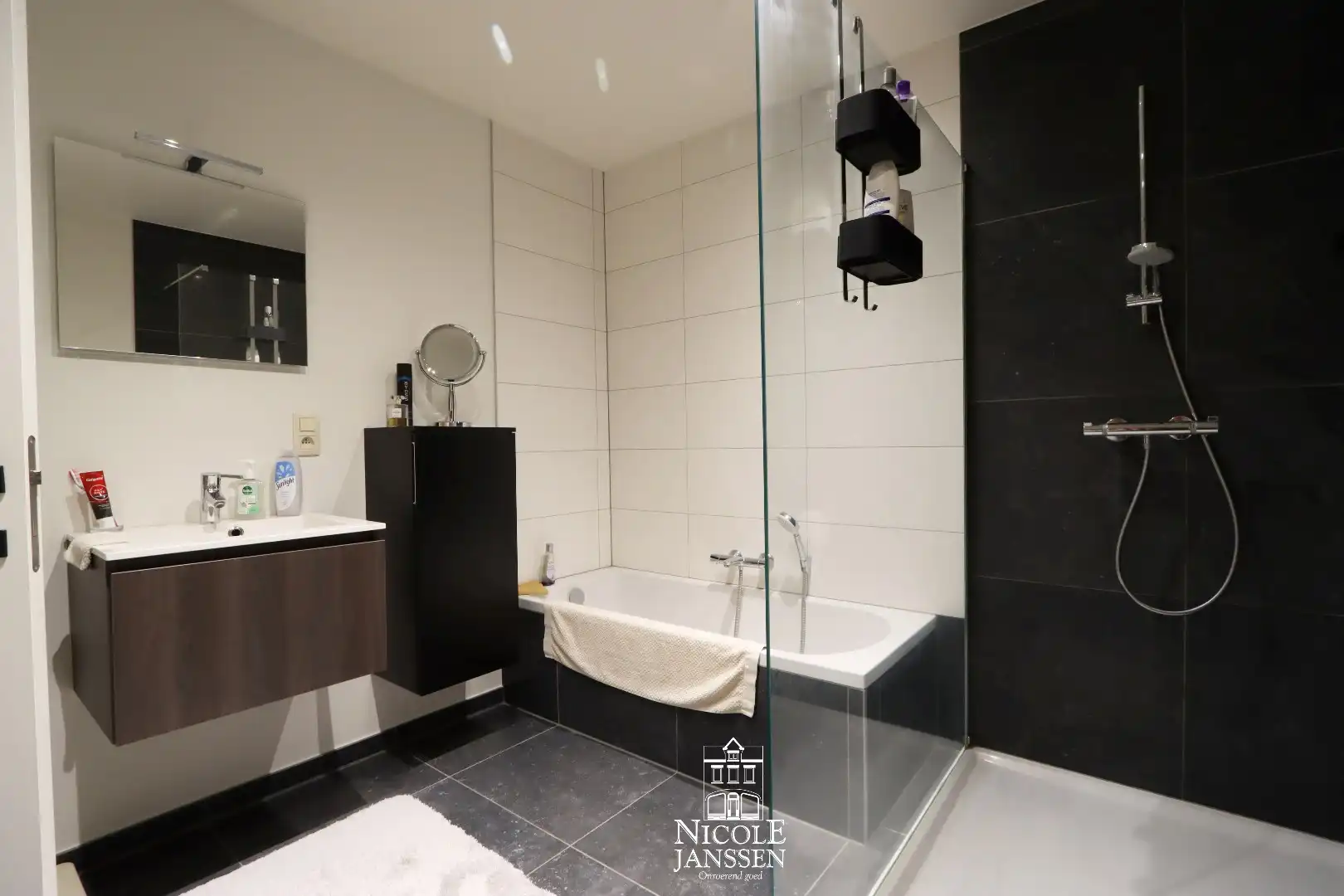 Trendy appartement met gezellig binnenterras en lift in het hartje van Maaseik foto 12