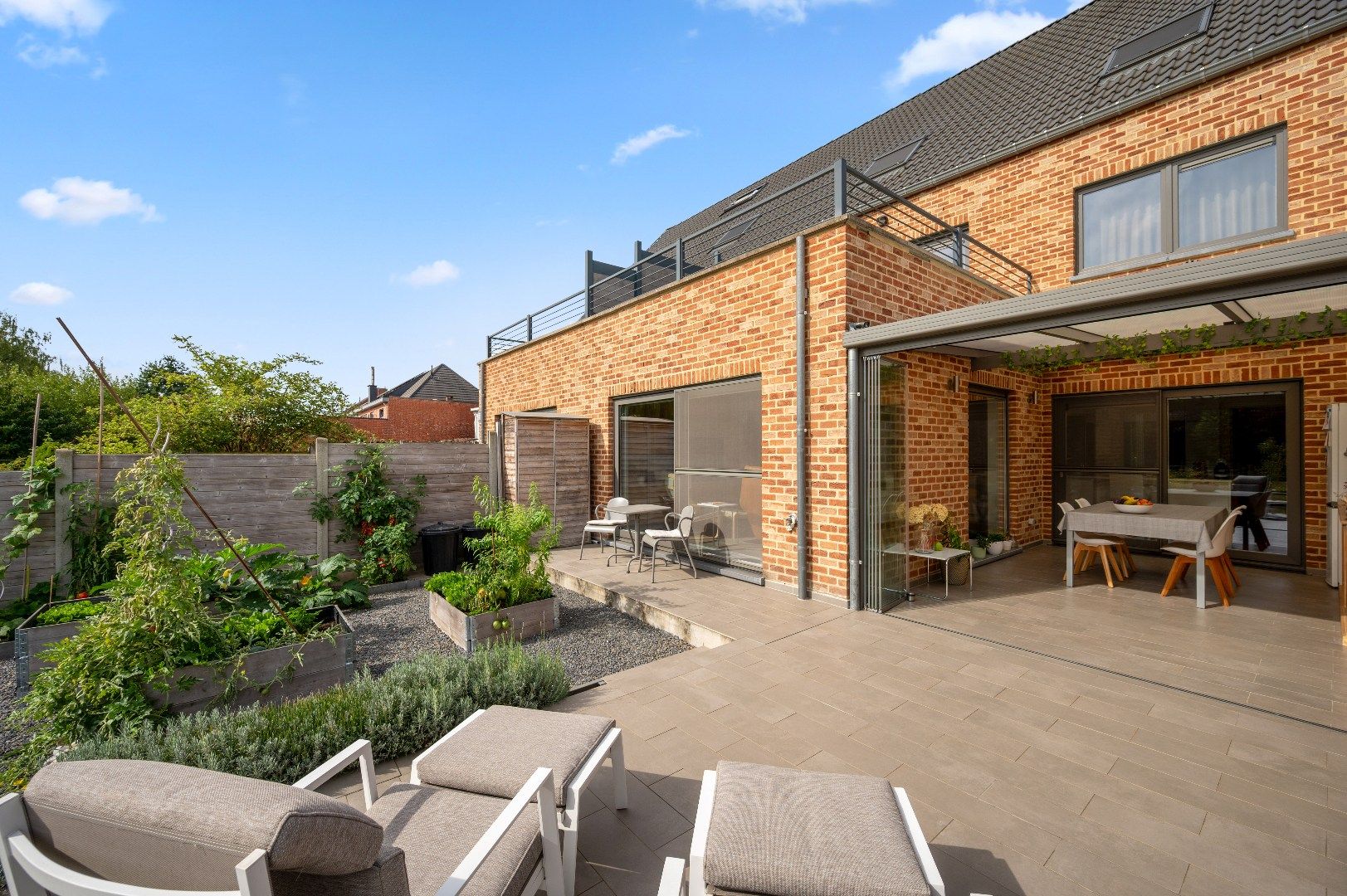 Gelijkvloers appartement met terras en tuin! foto {{pictureIndex}}