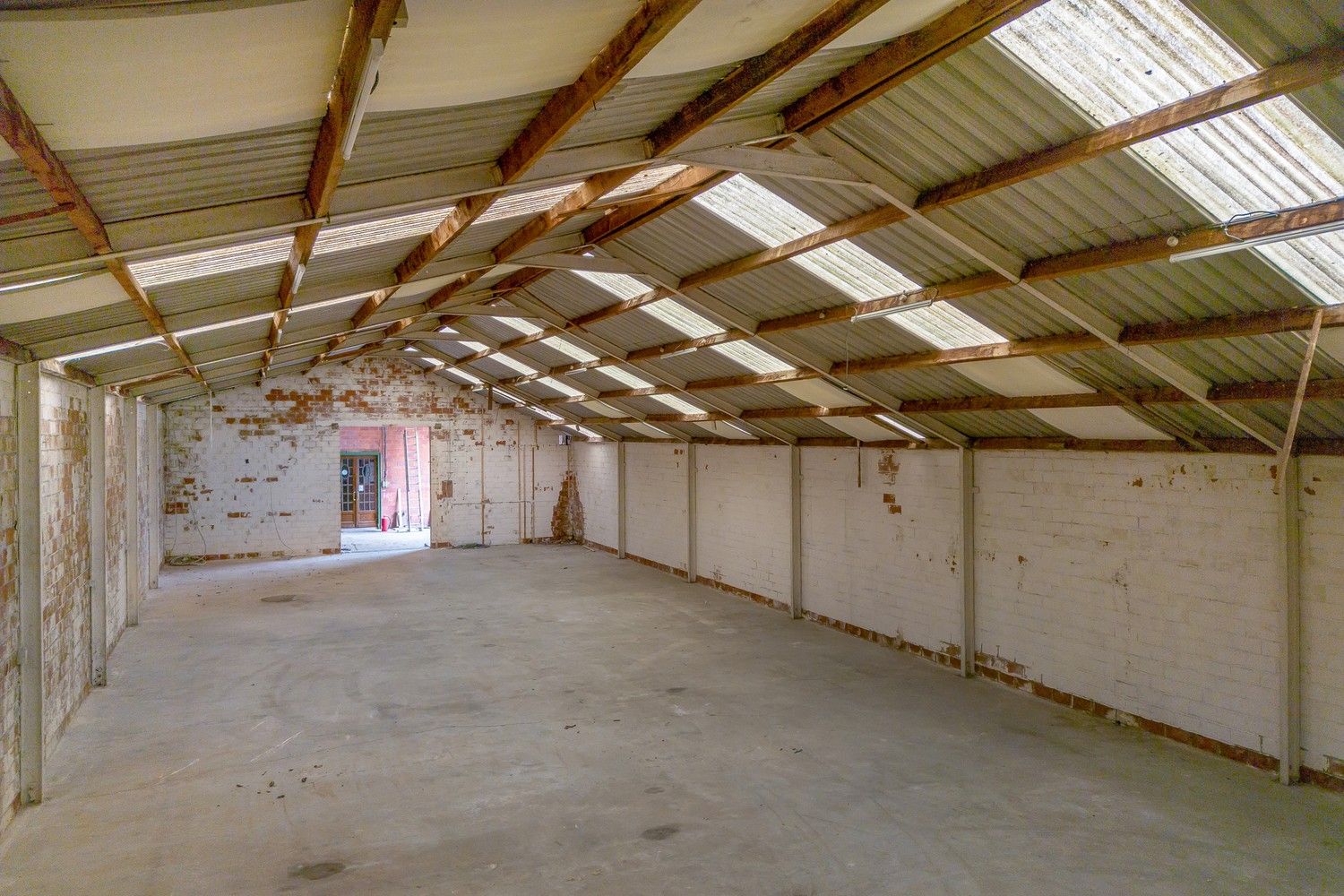 Woonst met zeer ruim magazijn van 1600 m² op een uitstekende locatie foto 29