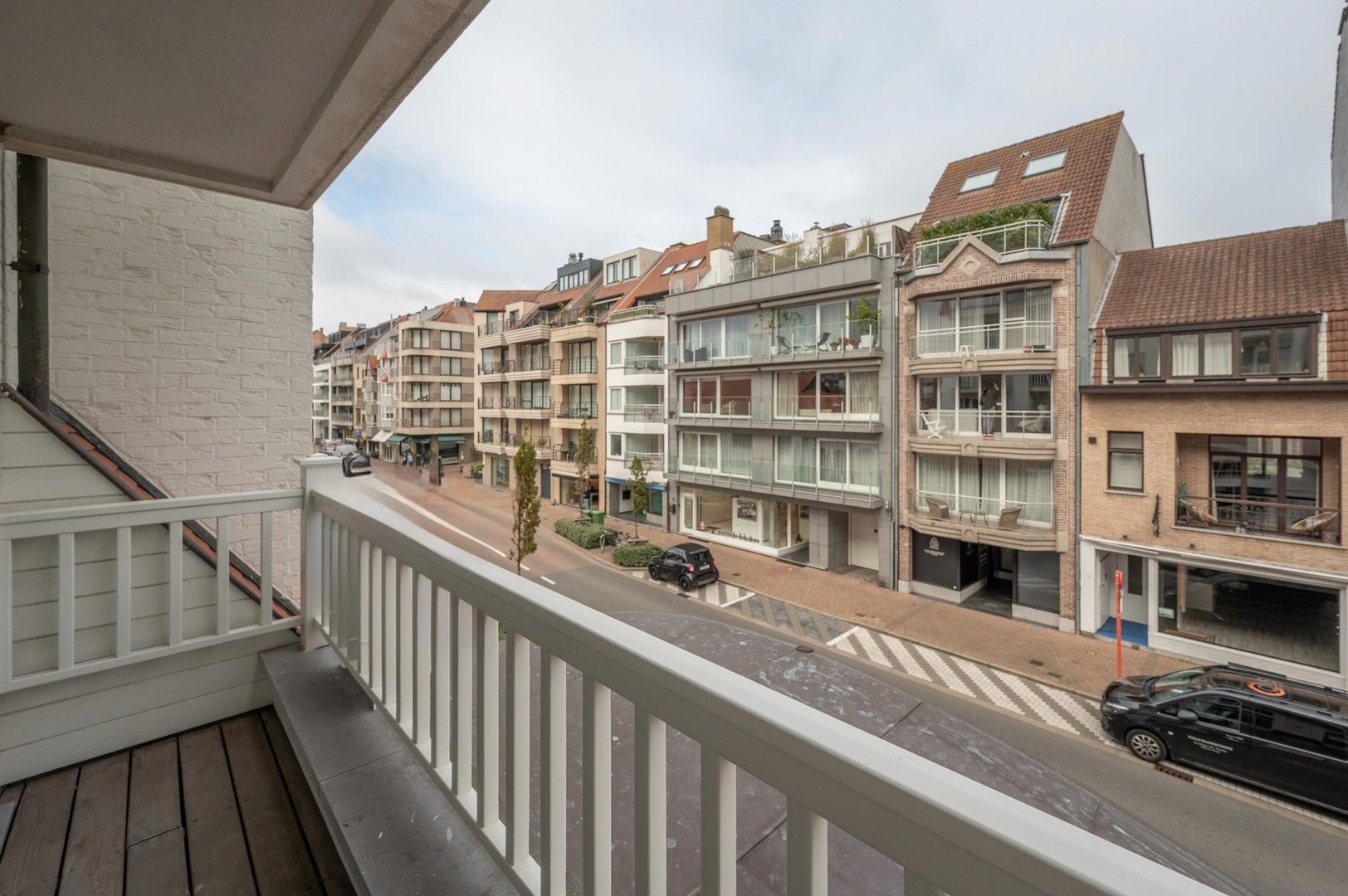 Modern en instapklaar appartement met drie slaapkamers, centraal gelegen in het bruisende centrum van Knokke. foto 2