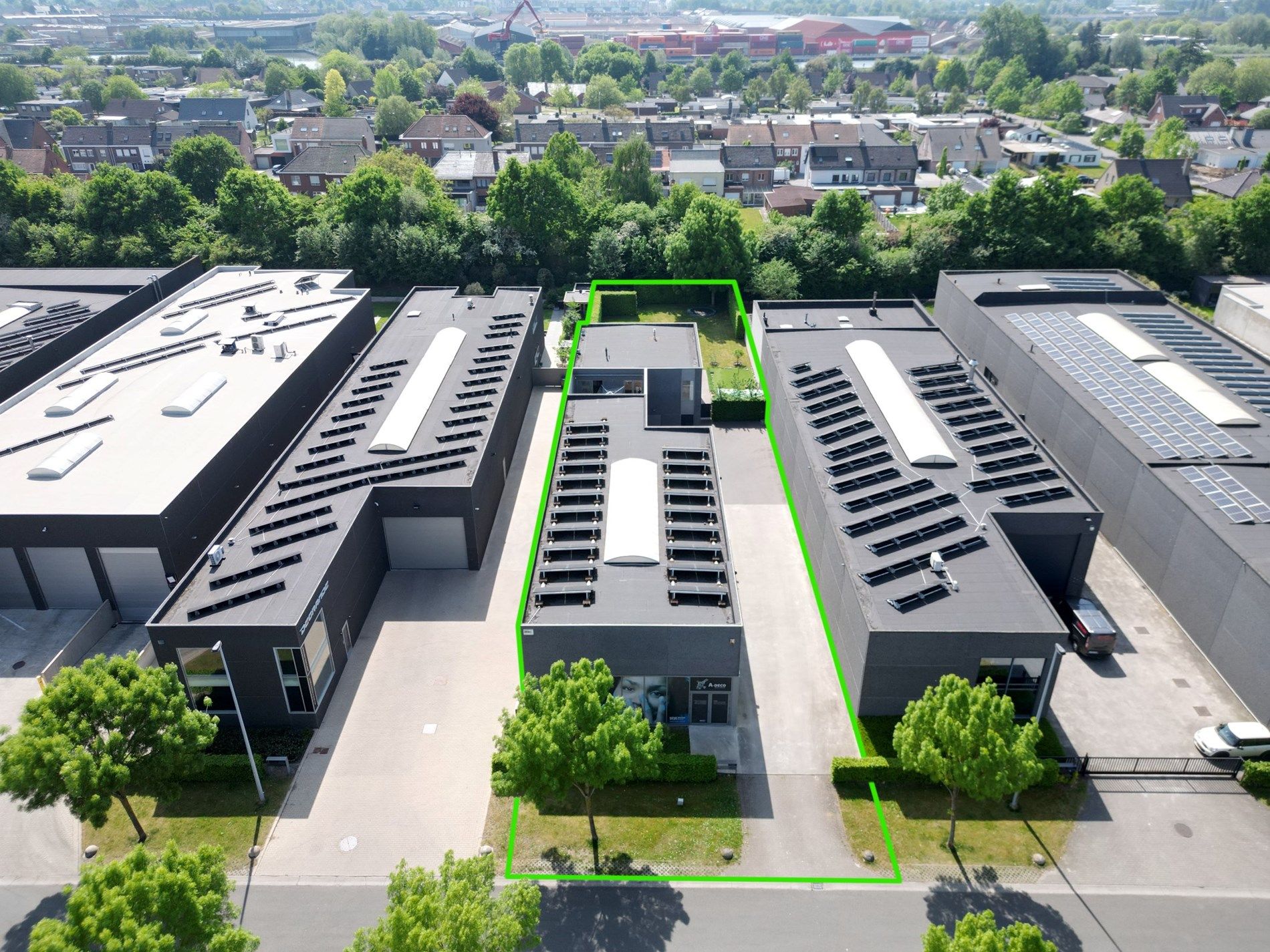 BEDRIJFSGEBOUW MET MODERNE WOONST foto {{pictureIndex}}